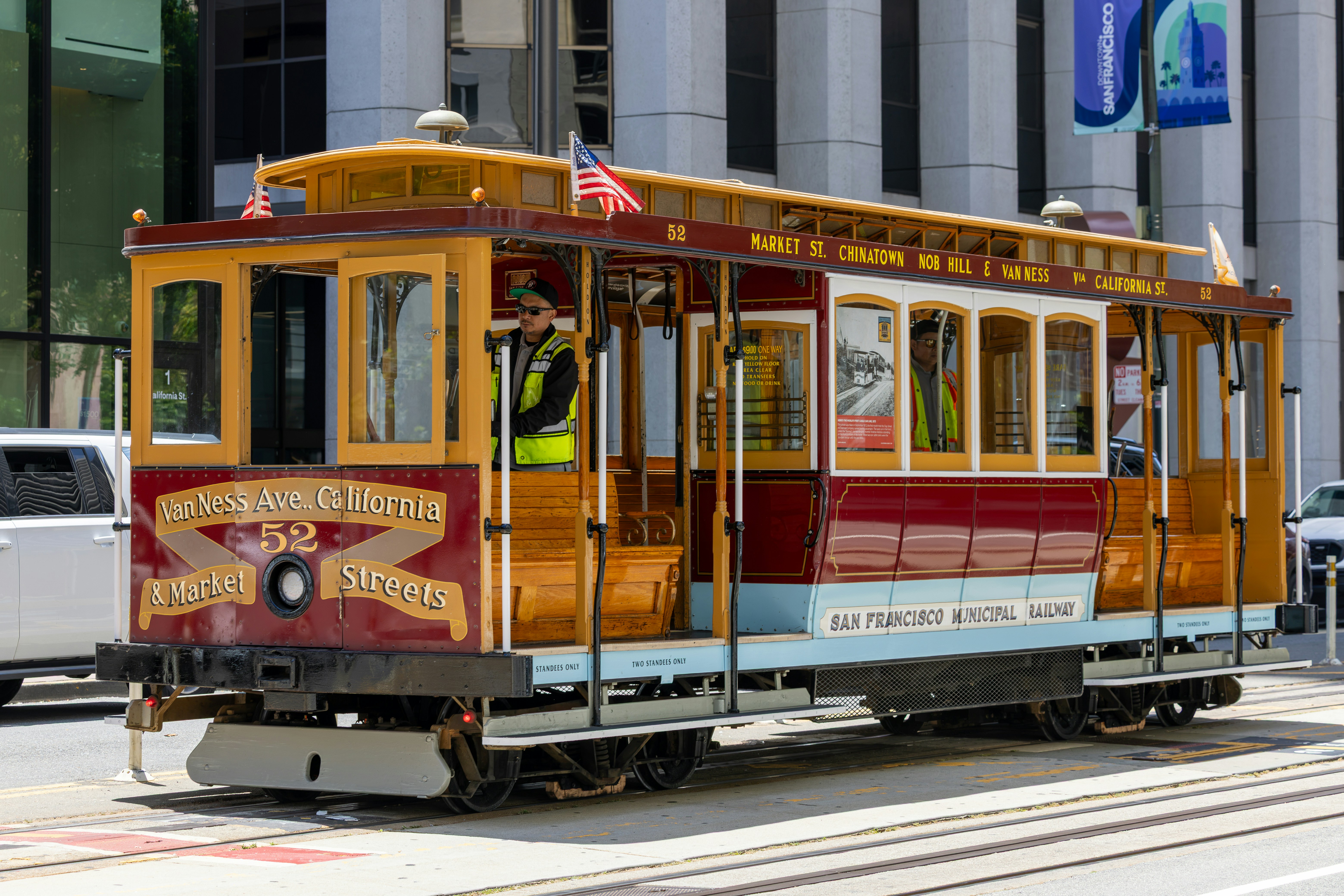 Un clásico teleférico de San Francisco en las calles de la ciudad