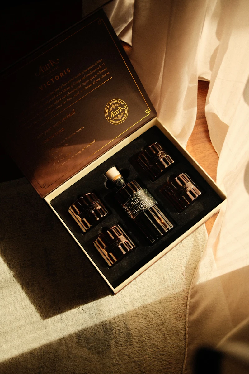 Caixa presente com garrafa de vinho e chocolates