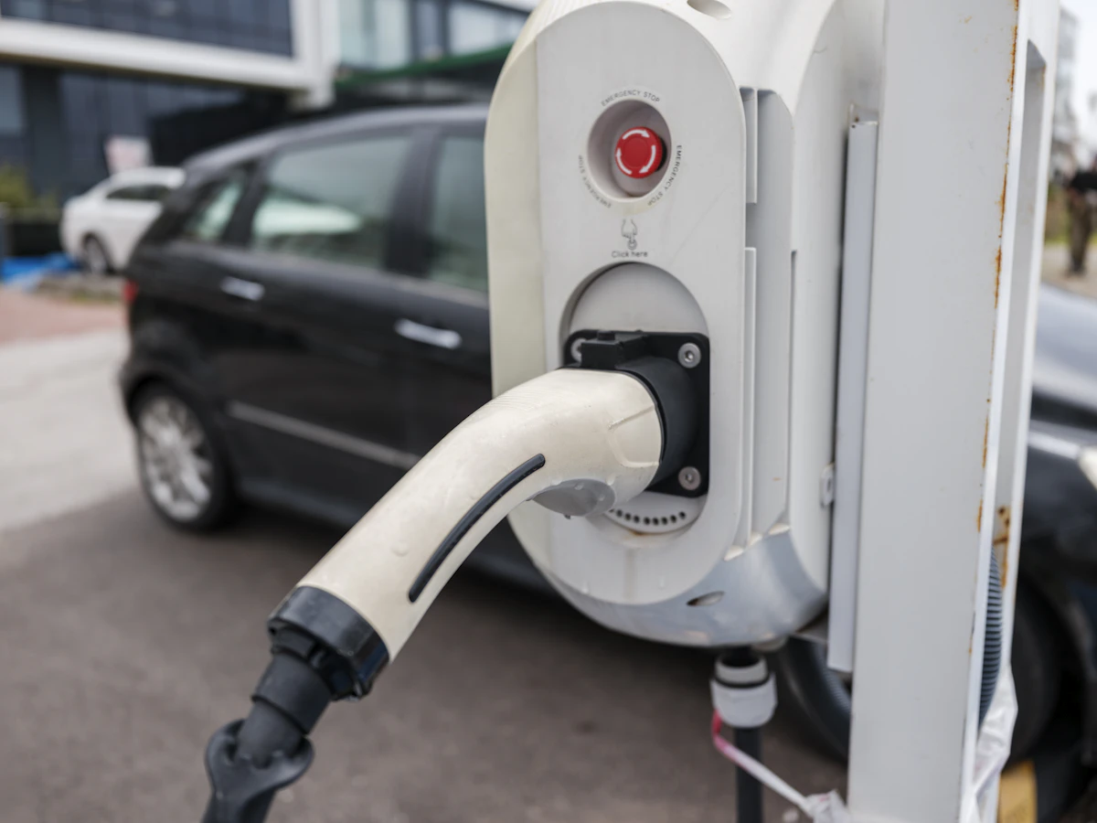 Samochód elektryczny ładowany na publicznej stacji