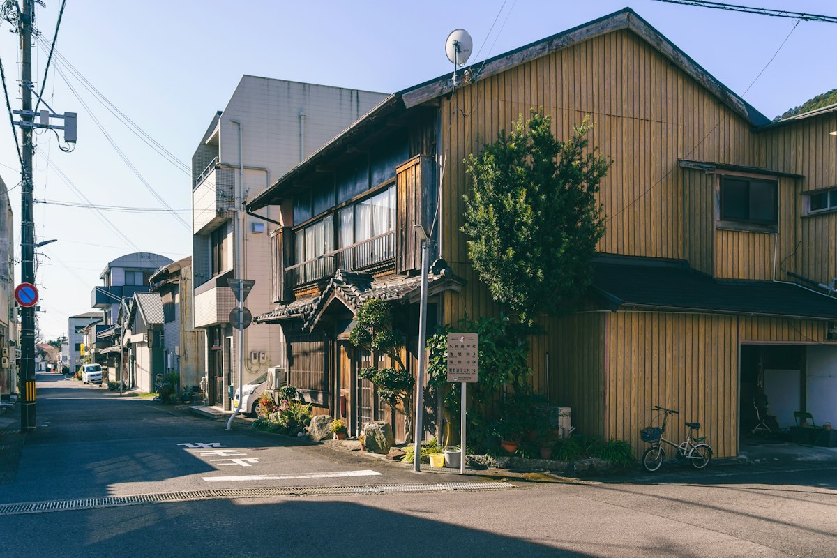 木造の建物が並ぶ日本の住宅街の通り（イメージ）