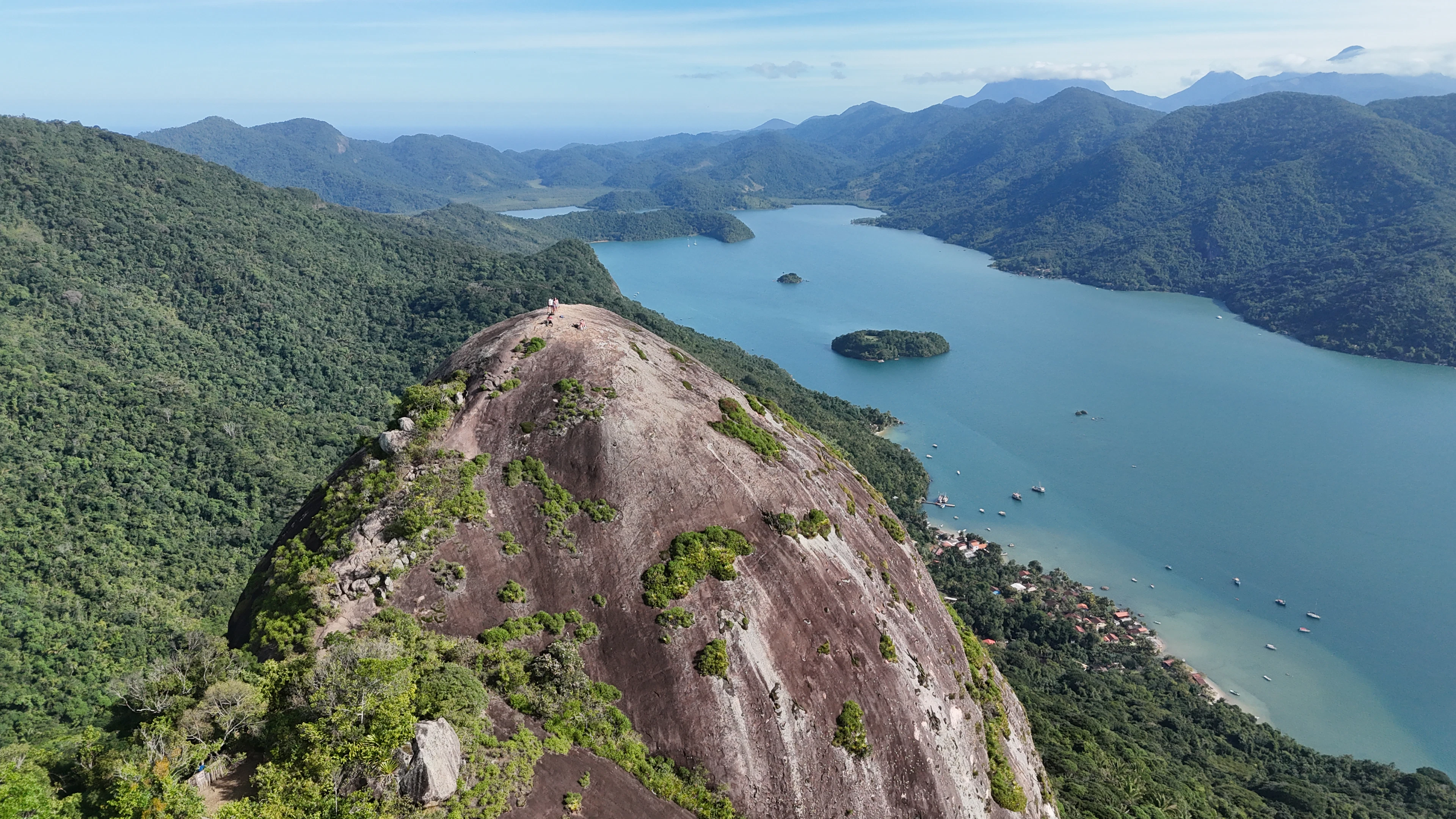 Granito viršūnė virš siauros, miškingomis kalvomis apsuptos Mamangvos įlankos prie Paračio, Brazilija
