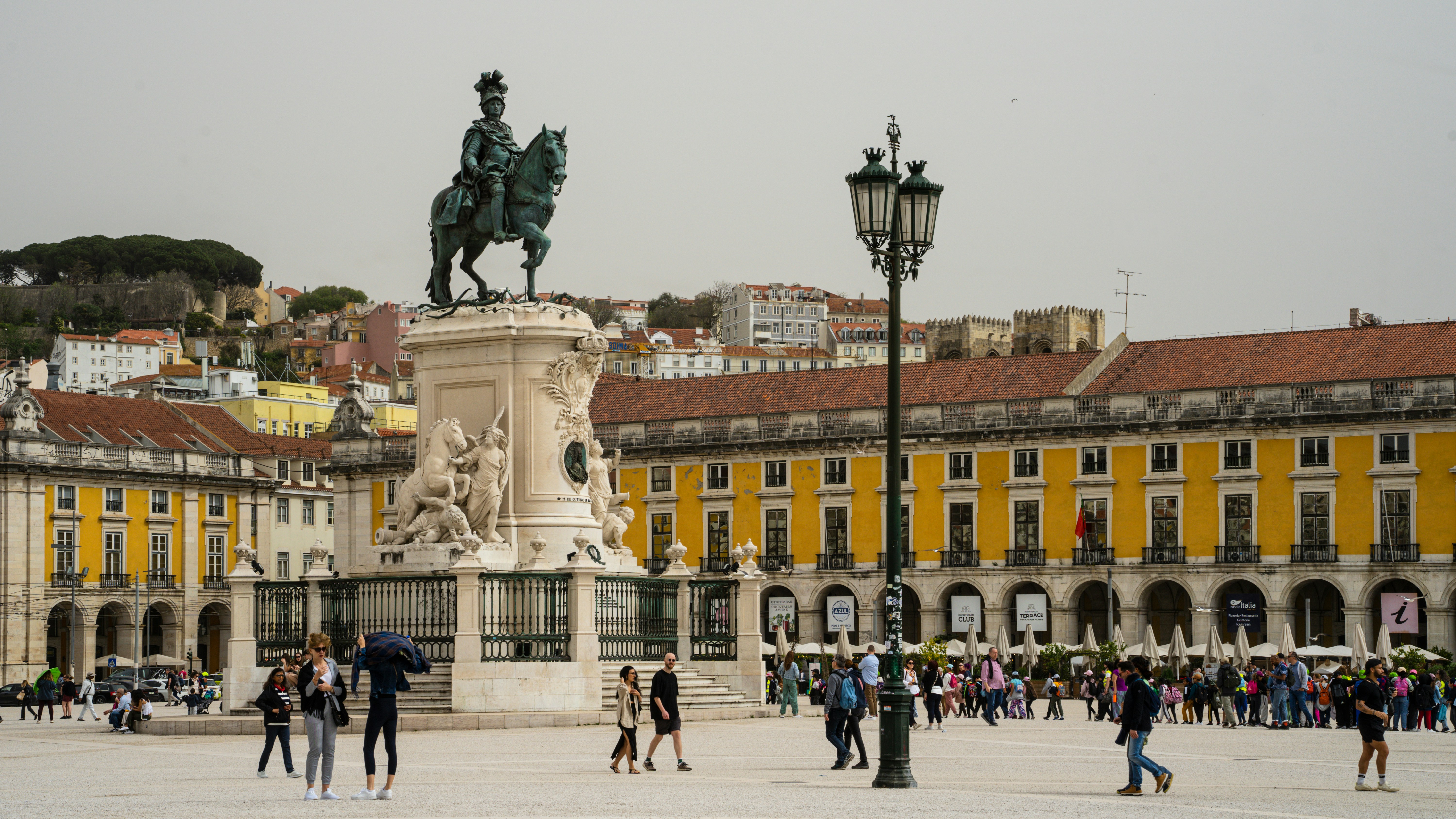 Vista panorâmica de uma praça portuguesa moderna