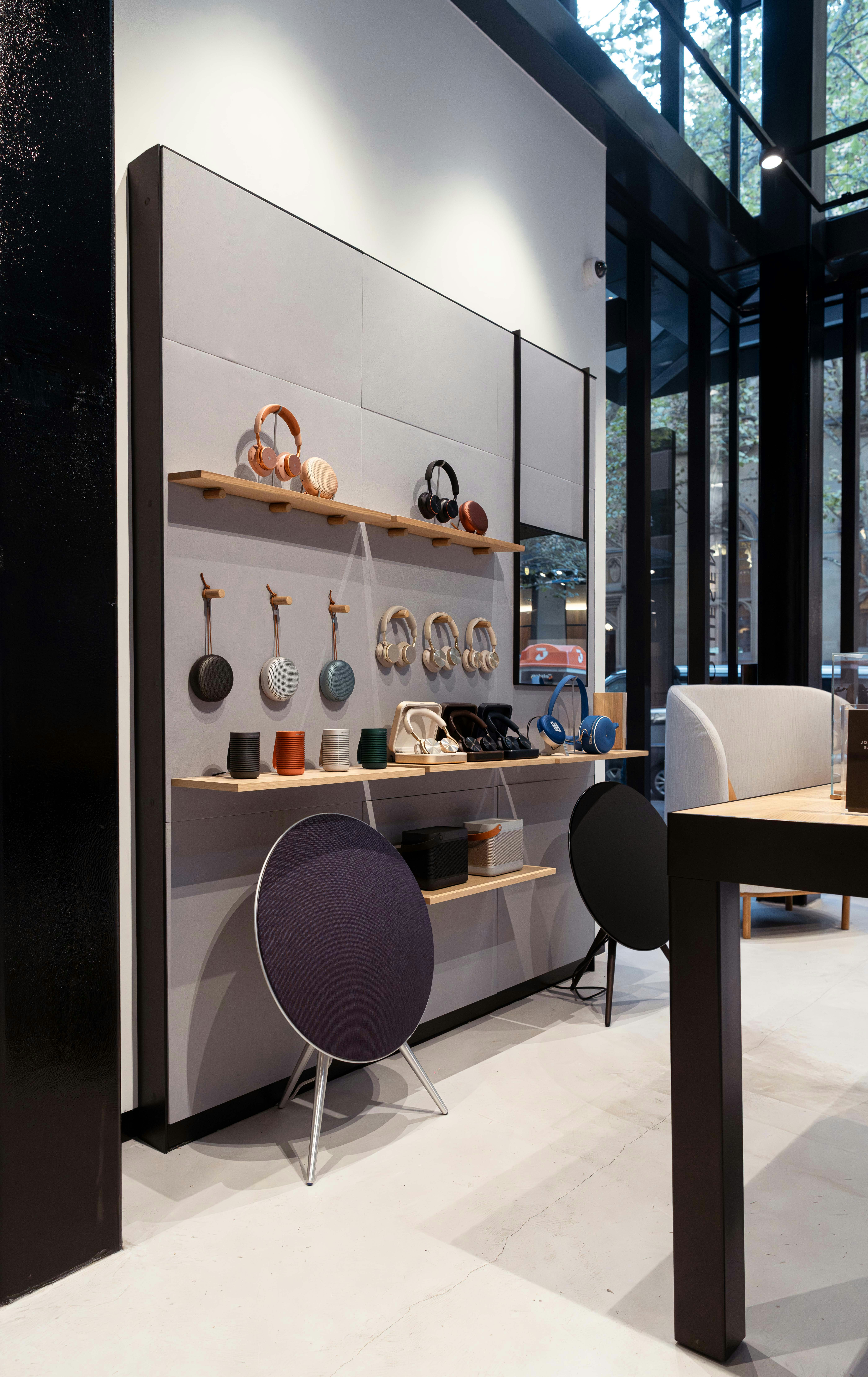 Layar ritel modern dengan headphone, perangkat audio, dan speaker