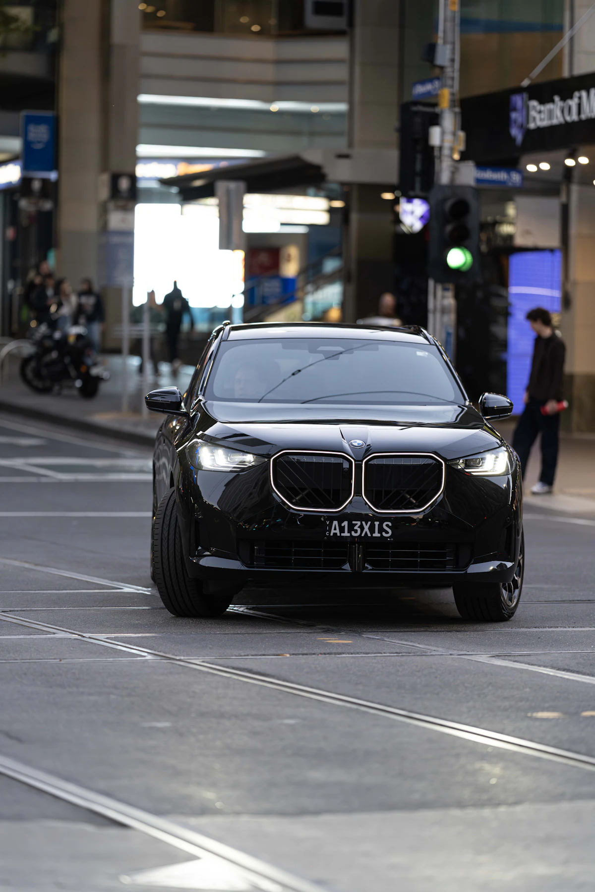 Vehículo tipo SUV de color negro circulando por una vía urbana