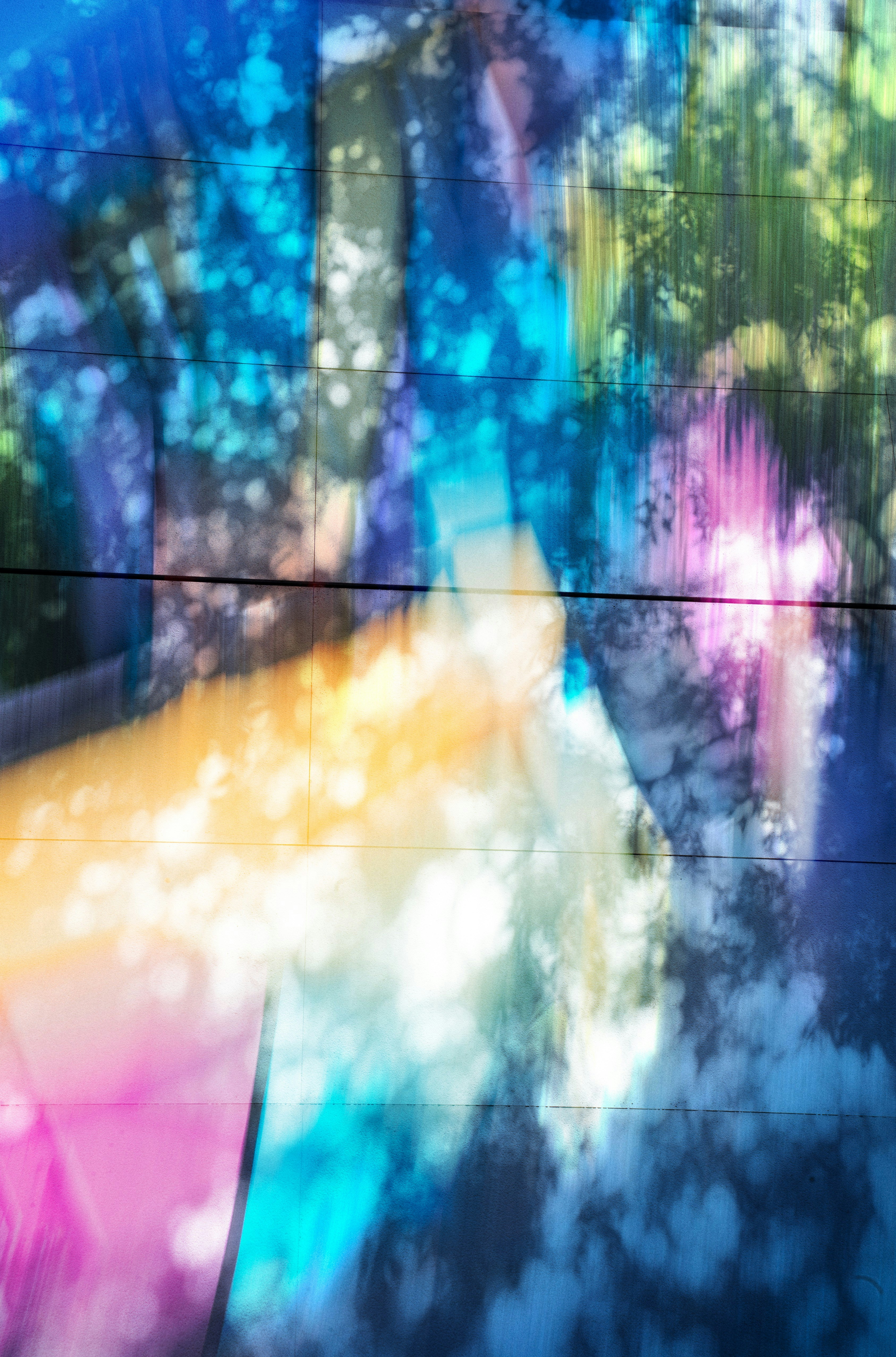 Cores abstratas vibrantes com reflexos de luz e efeitos borrados.