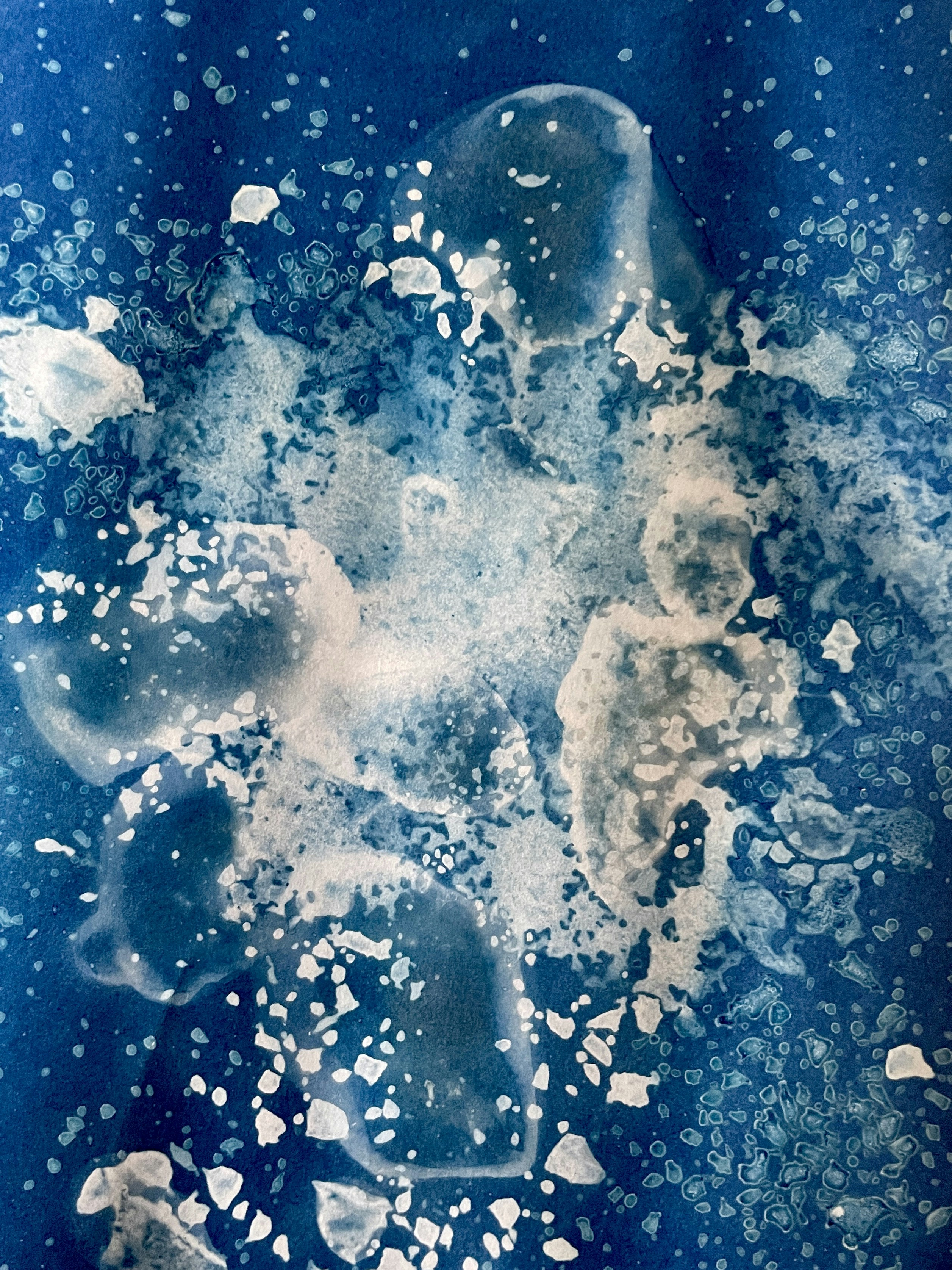 抽象的な青い背景に白い氷の模様