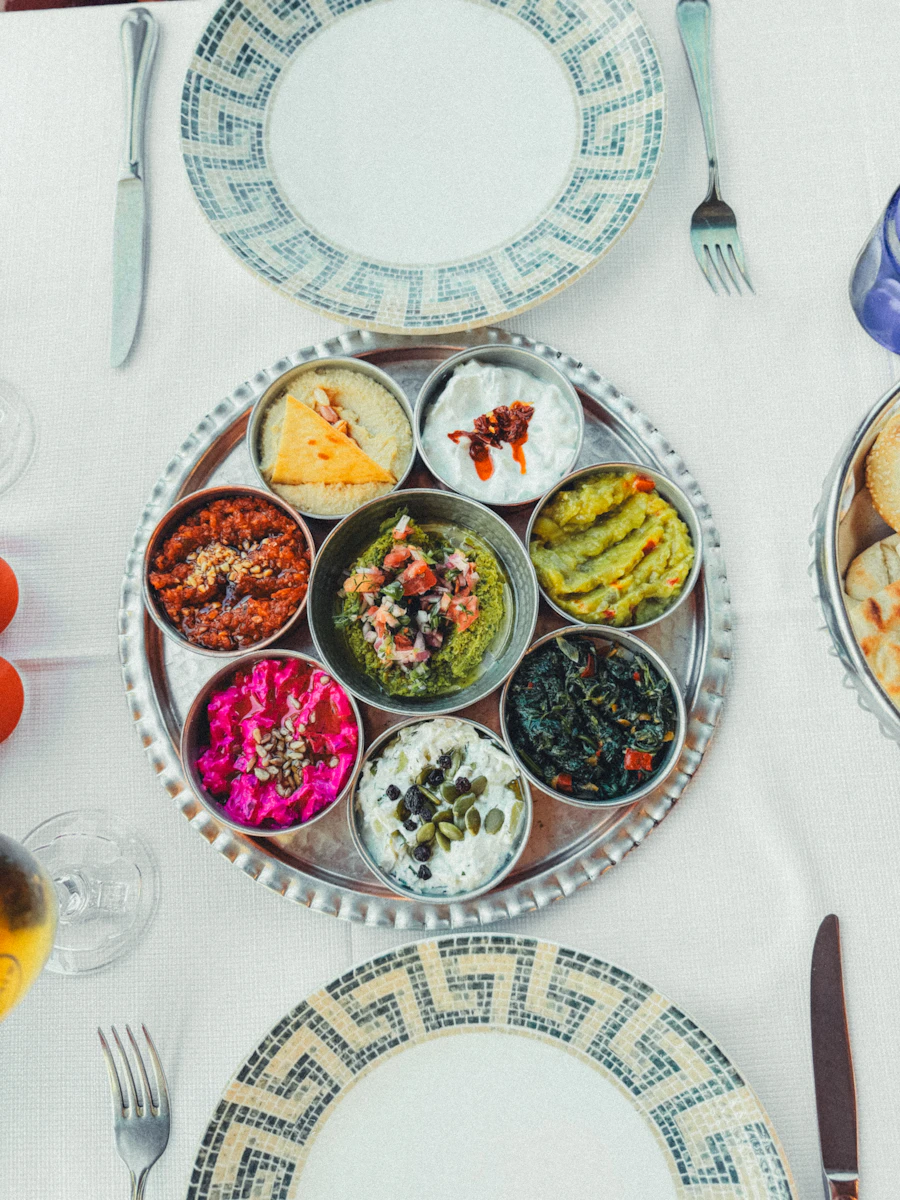 Mezze og farverige dips på sølvbakke
