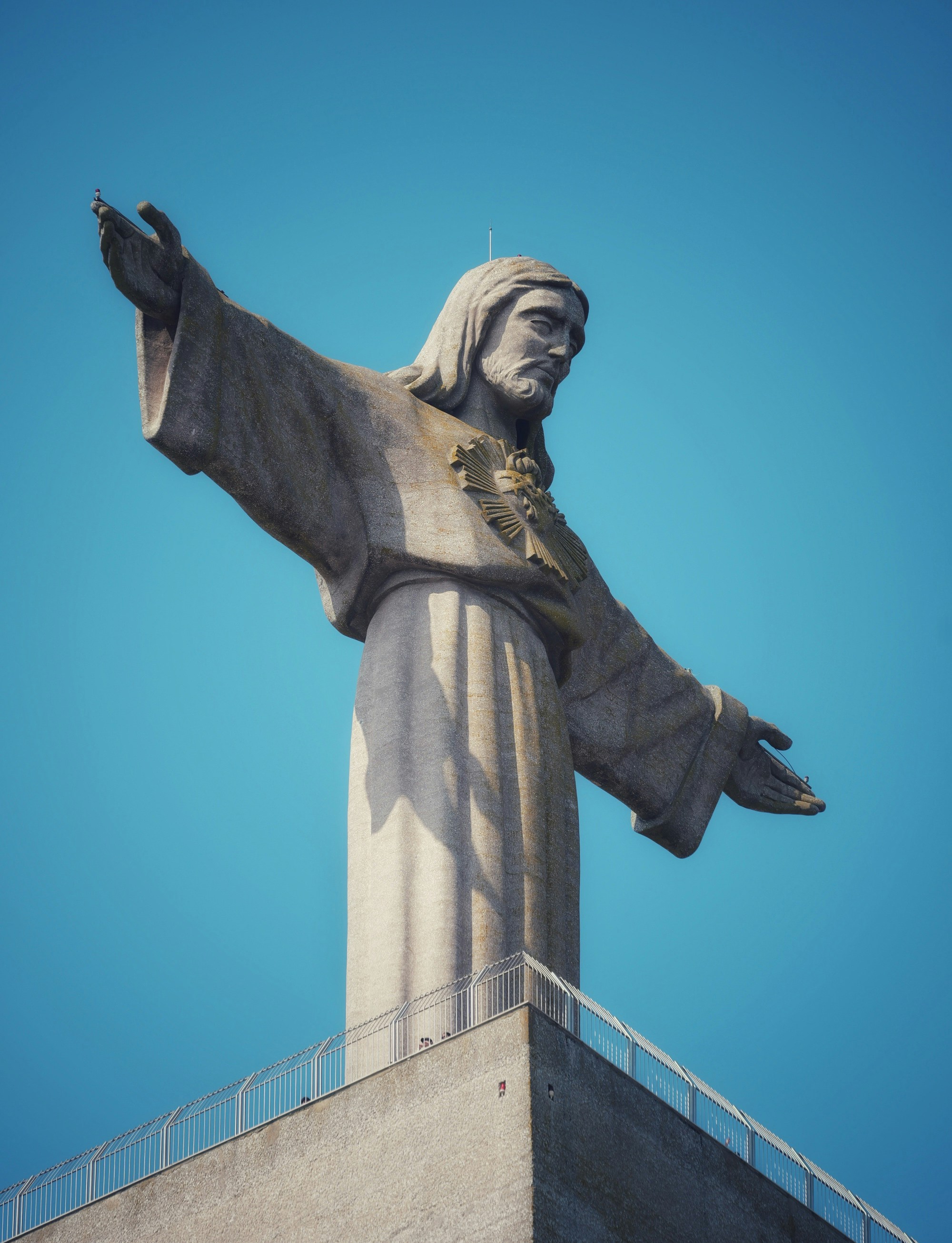 Cristo rei statue against a clear blue sky.