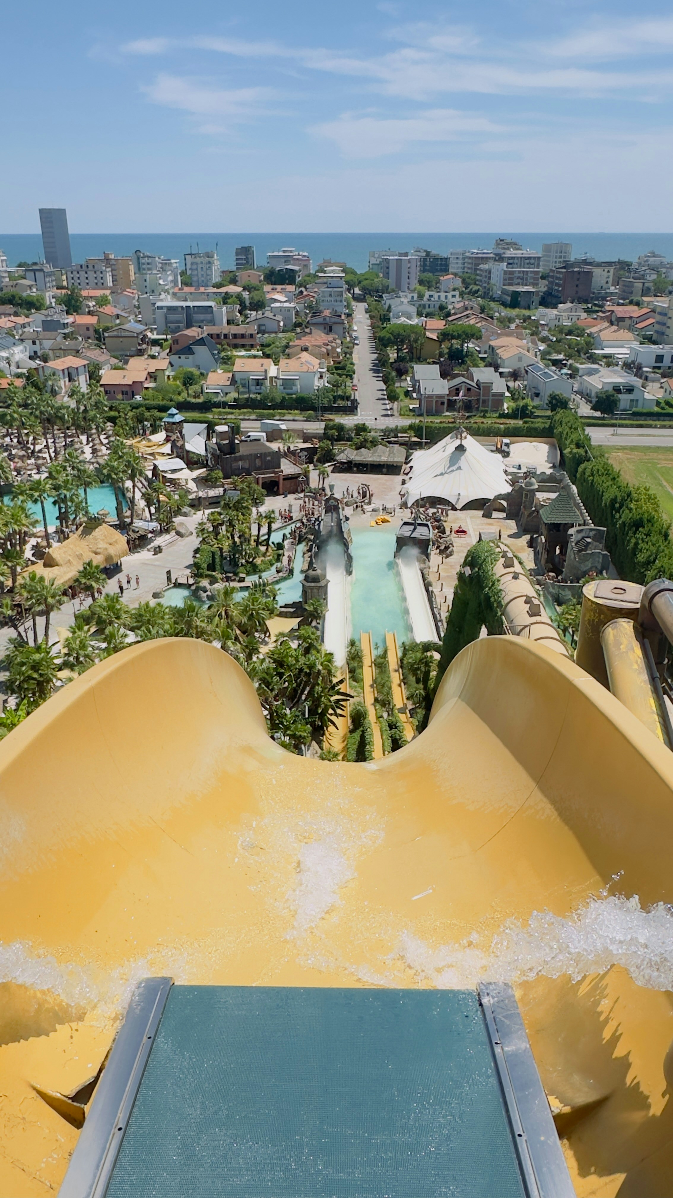 Ilustrasi waterpark outdoor sebagai gambaran area bermain Caribbean Bay waterpark di Yongin
