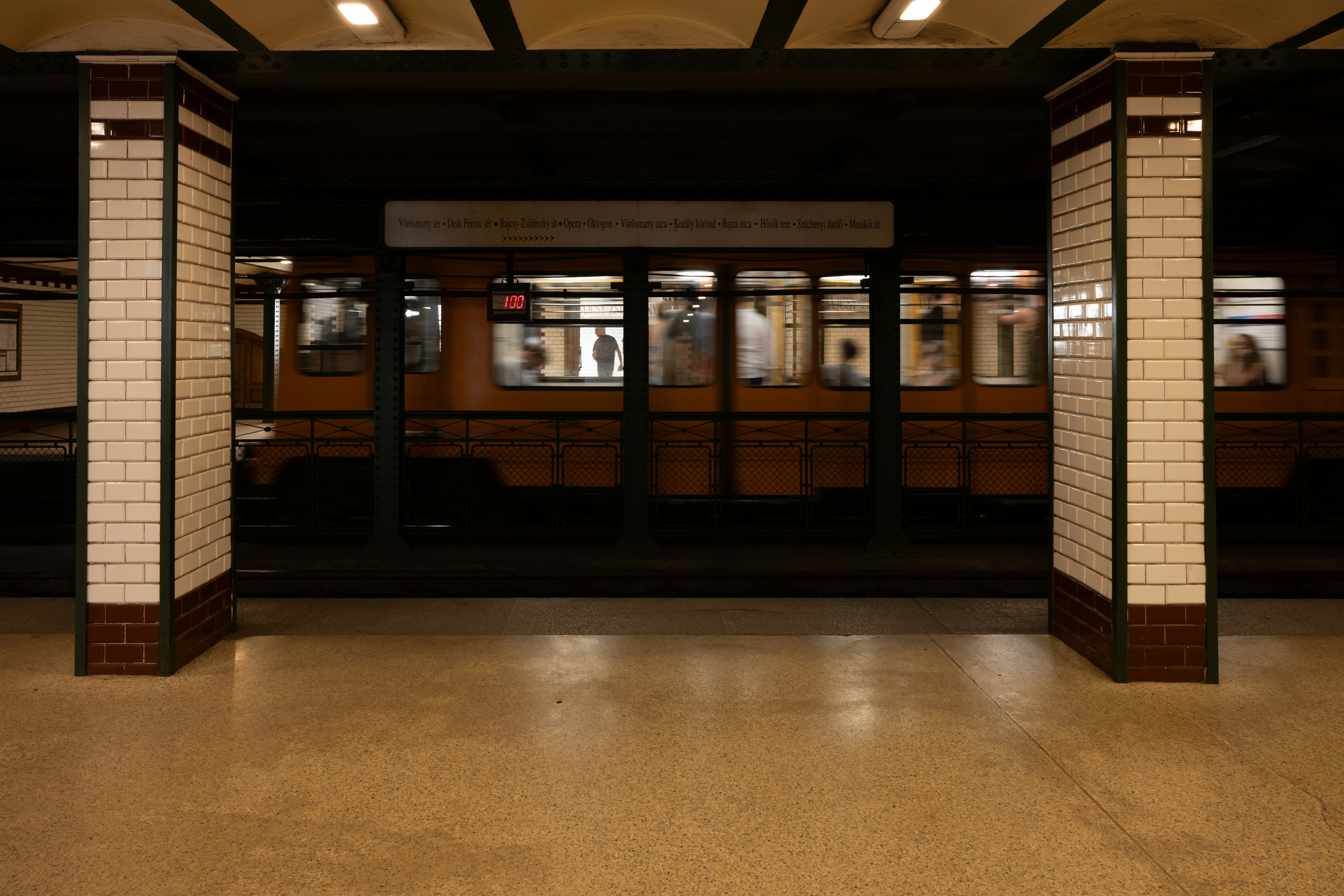 Le métro s’arrêta sur un quai de station souterraine faiblement éclairé.