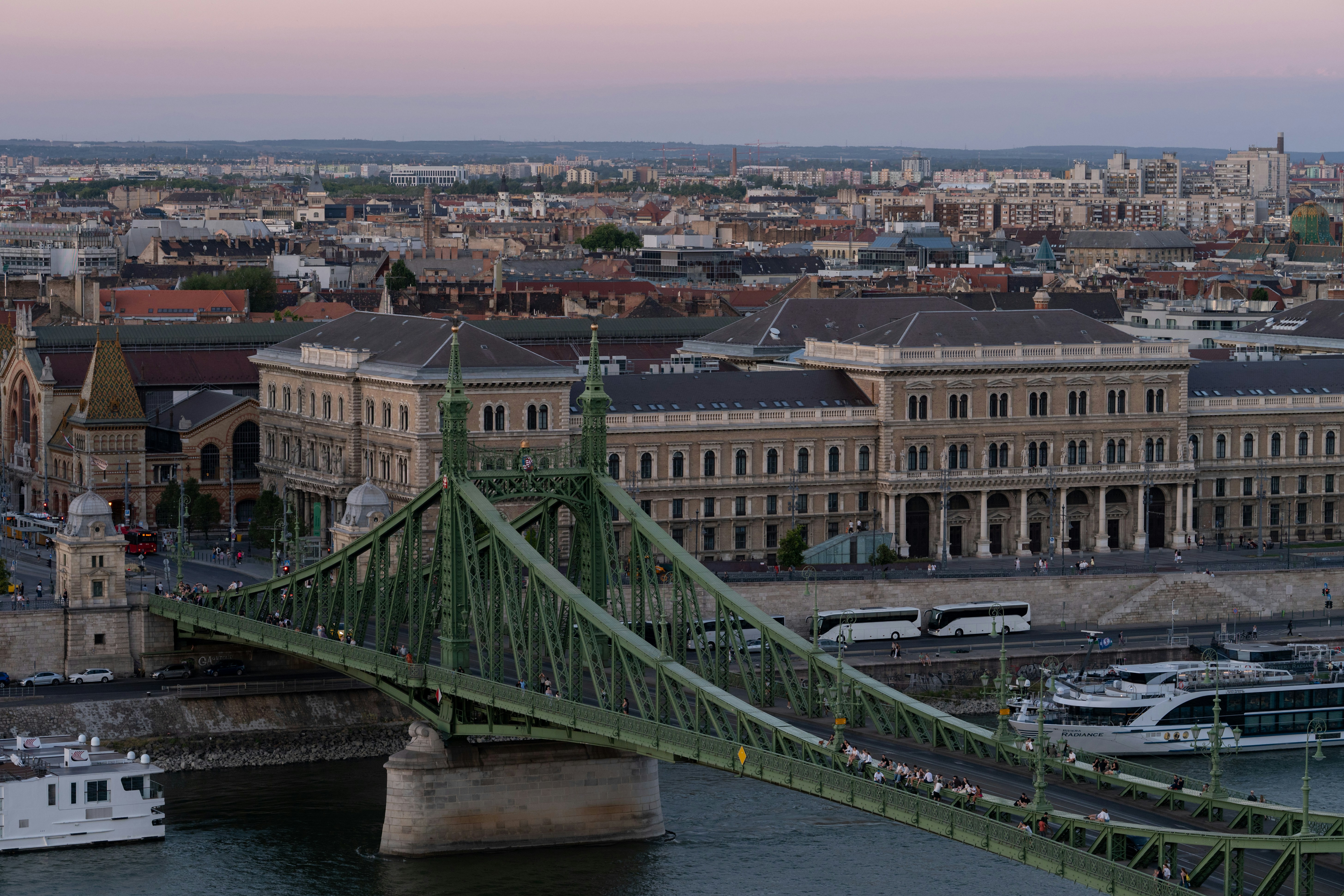 Pont de la Liberté sur le fleuve Danube avec un paysage urbain de Budapest.