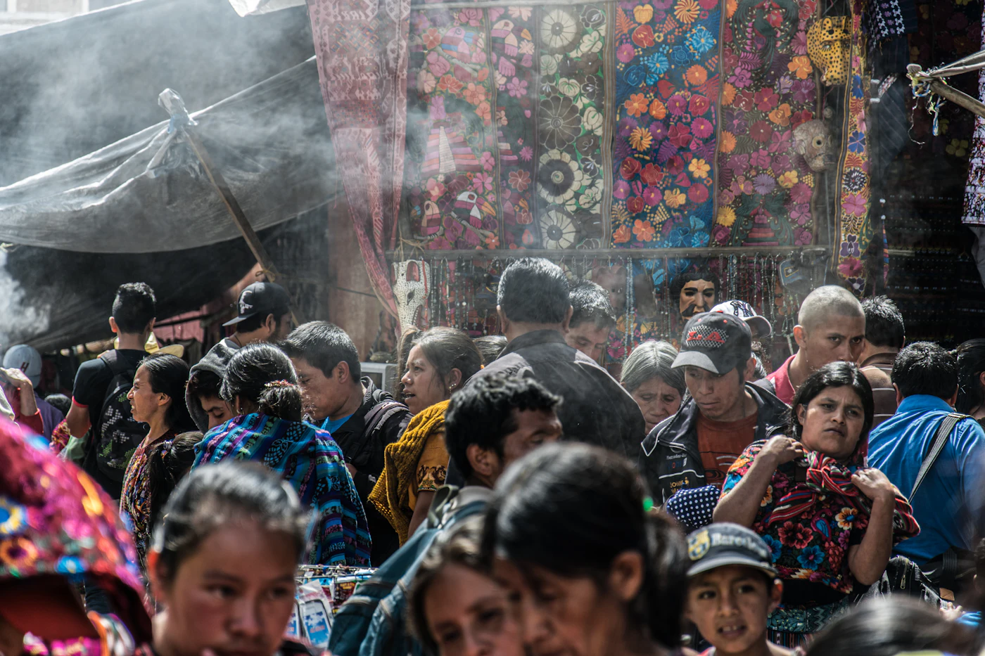 Bunte Textilien und Handwerk auf dem Markt von Chichicastenango