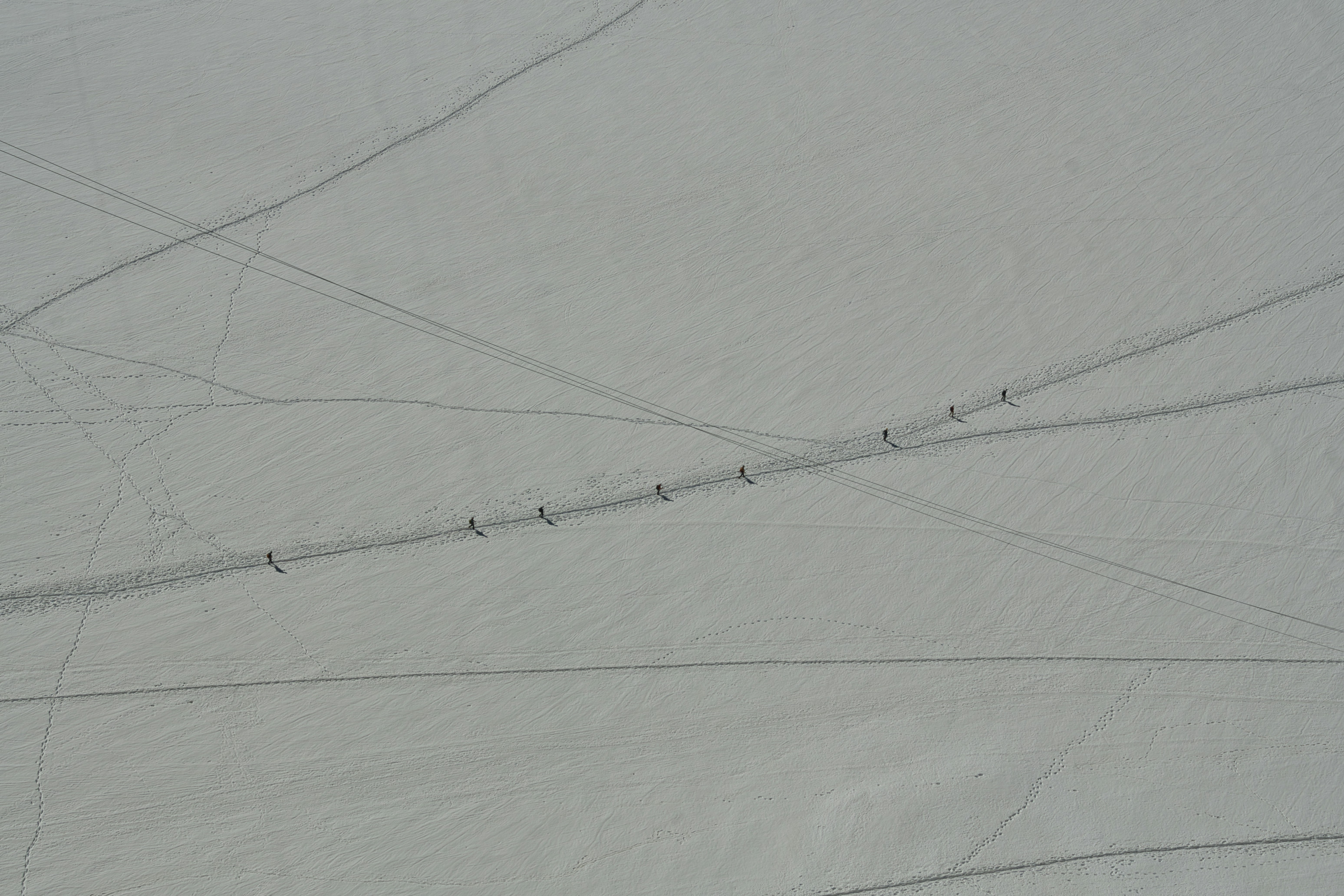 Des lignes faibles et de petits objets sur une vaste surface blanche