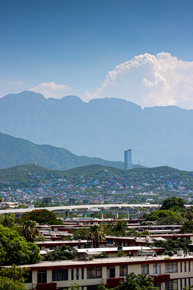 Paisaje urbano de Monterrey con montañas de fondo