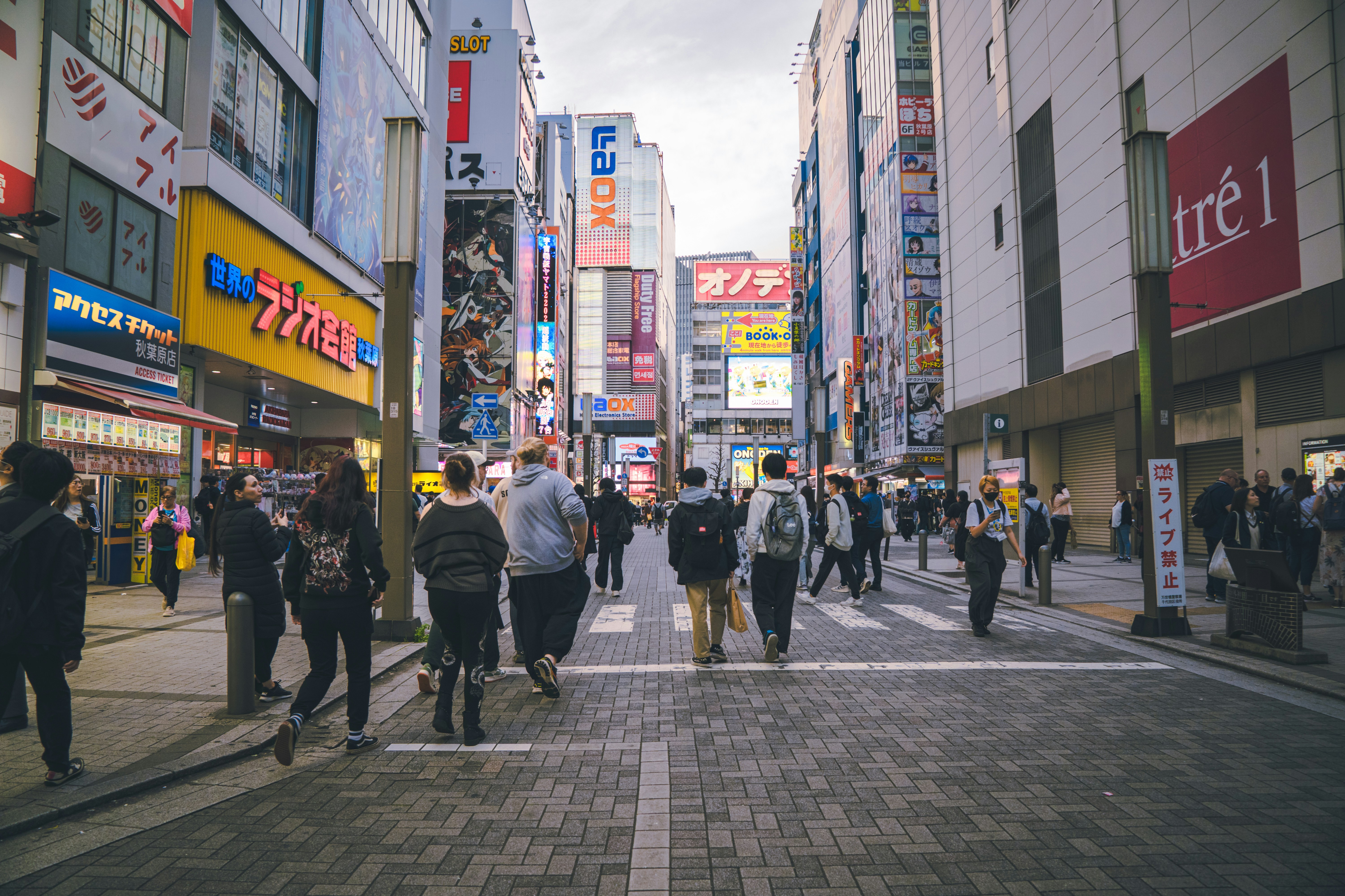 Anime Busy City Street With Many People And Tall Buildings. 4K Wallpaper #2897