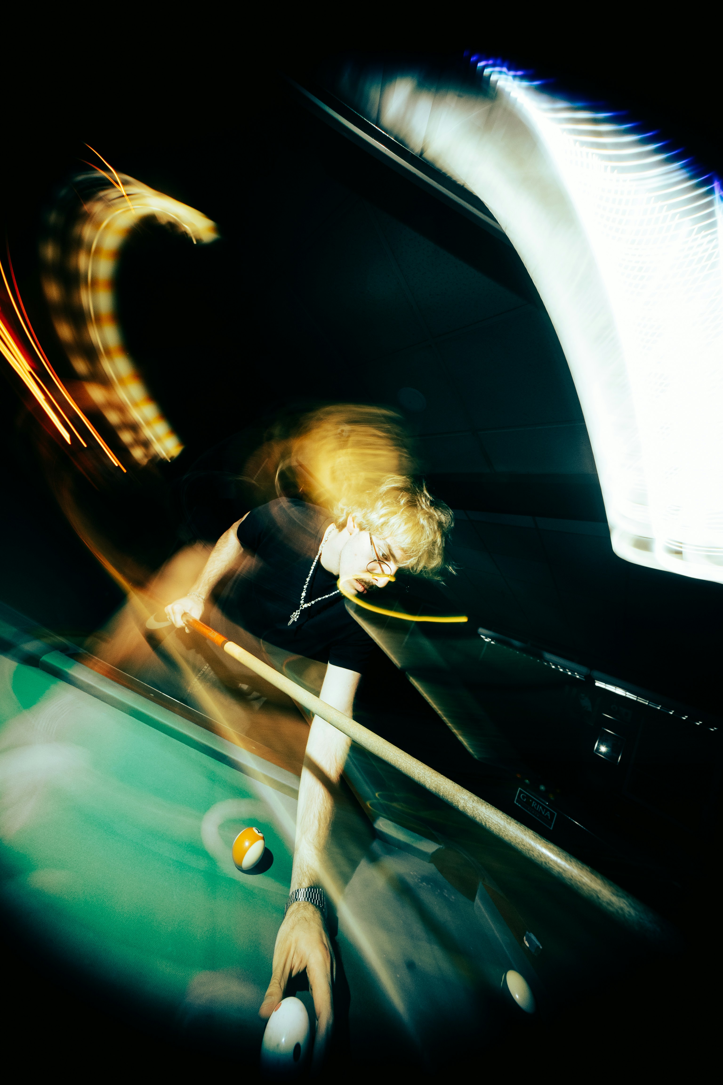 Person spielt Billard mit Bewegungsunschärfe und Lichtspuren