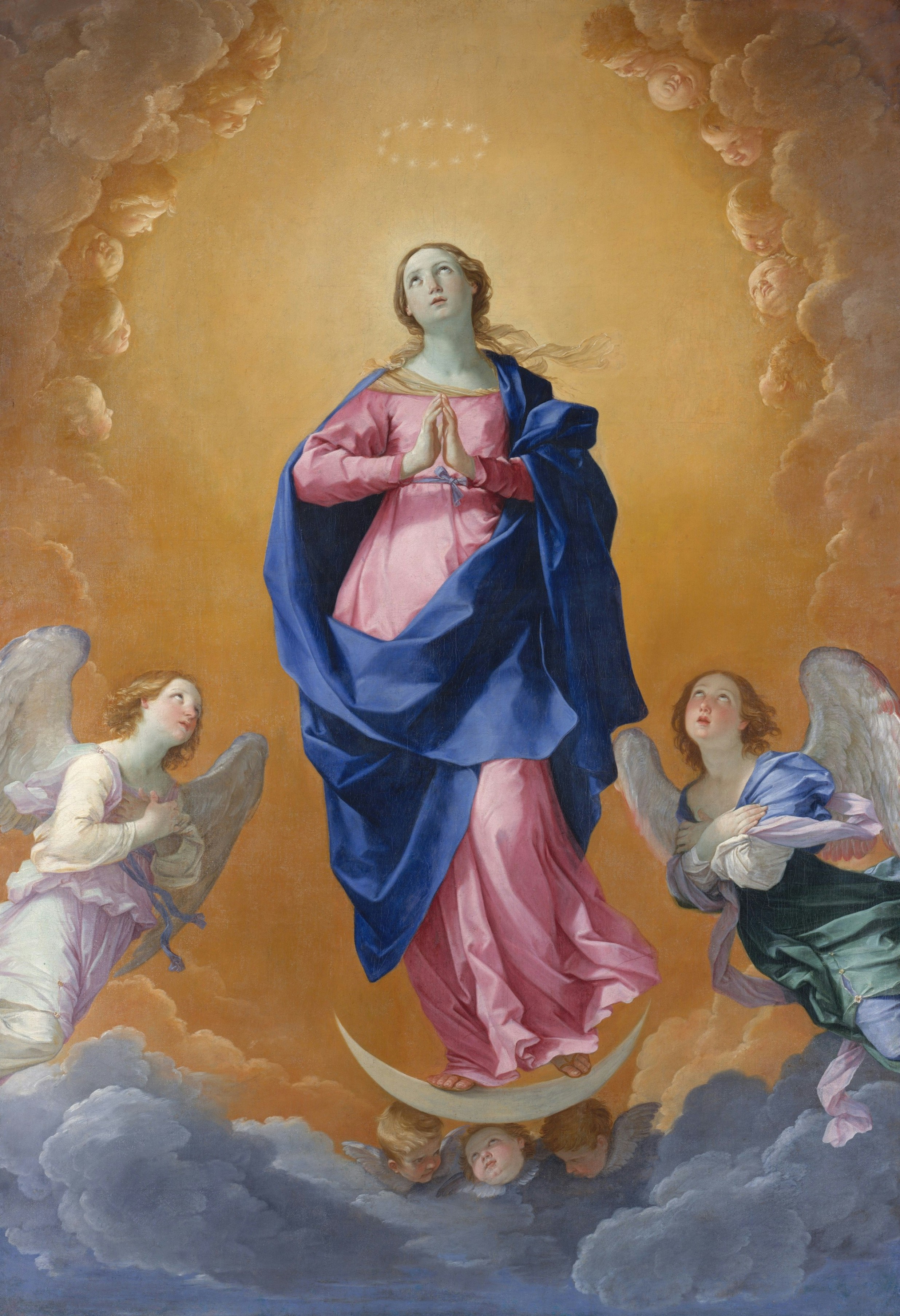Vierge avec des anges sur les nuages dans un ciel doré.