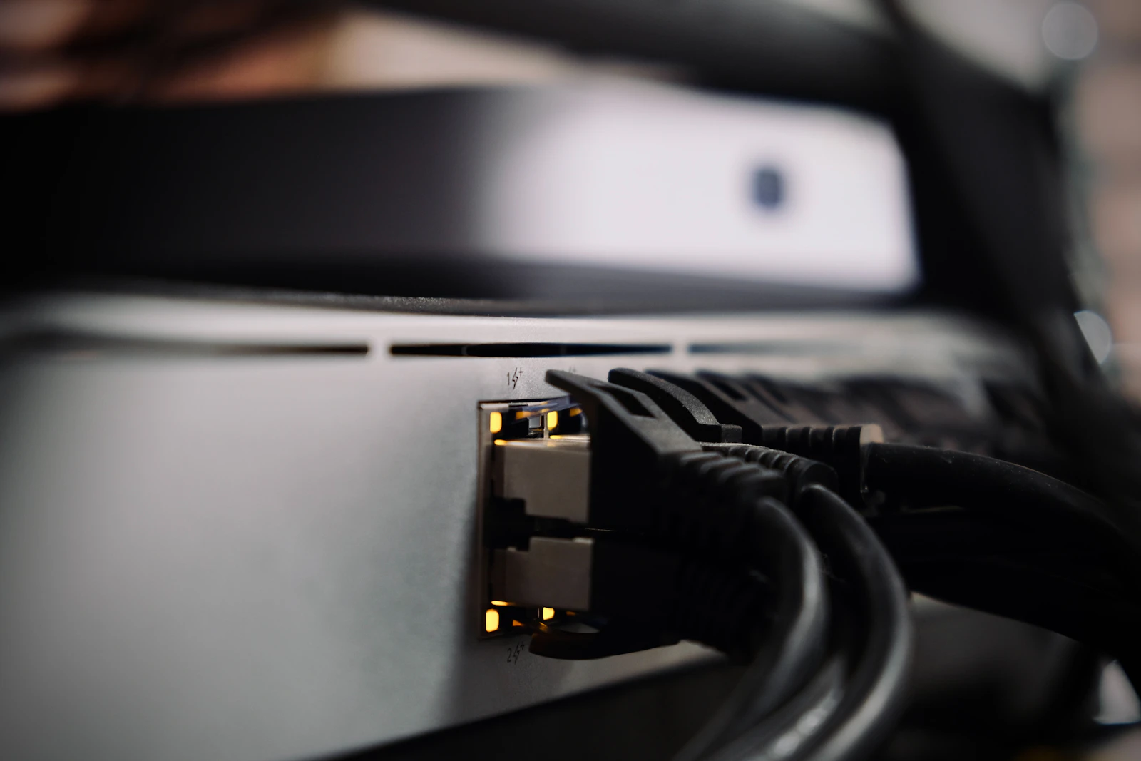 Network infrastructure involved in reliable email delivery