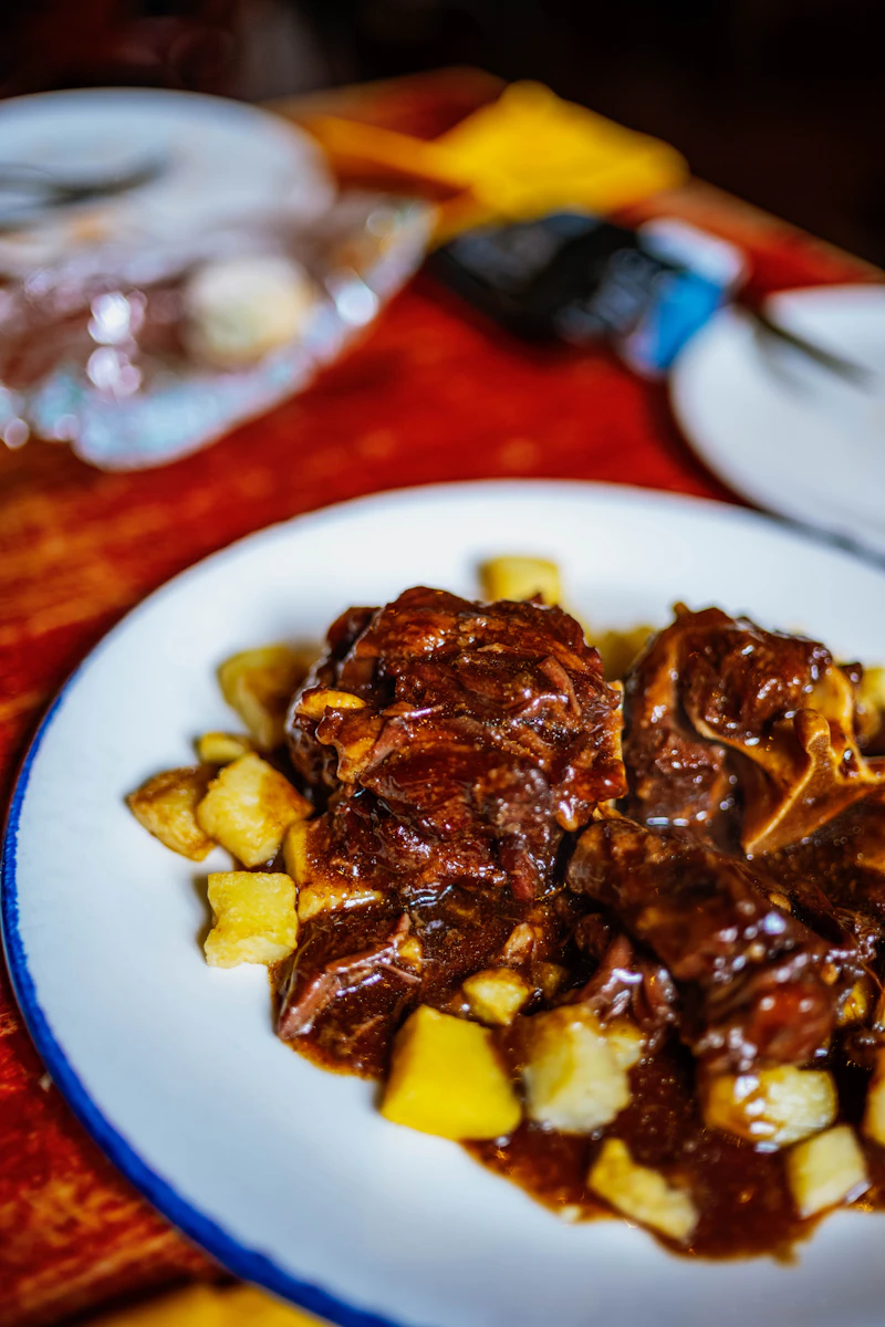 Cabrito a la norteña: carne estofada en su jugo con trozos de yuca dorada