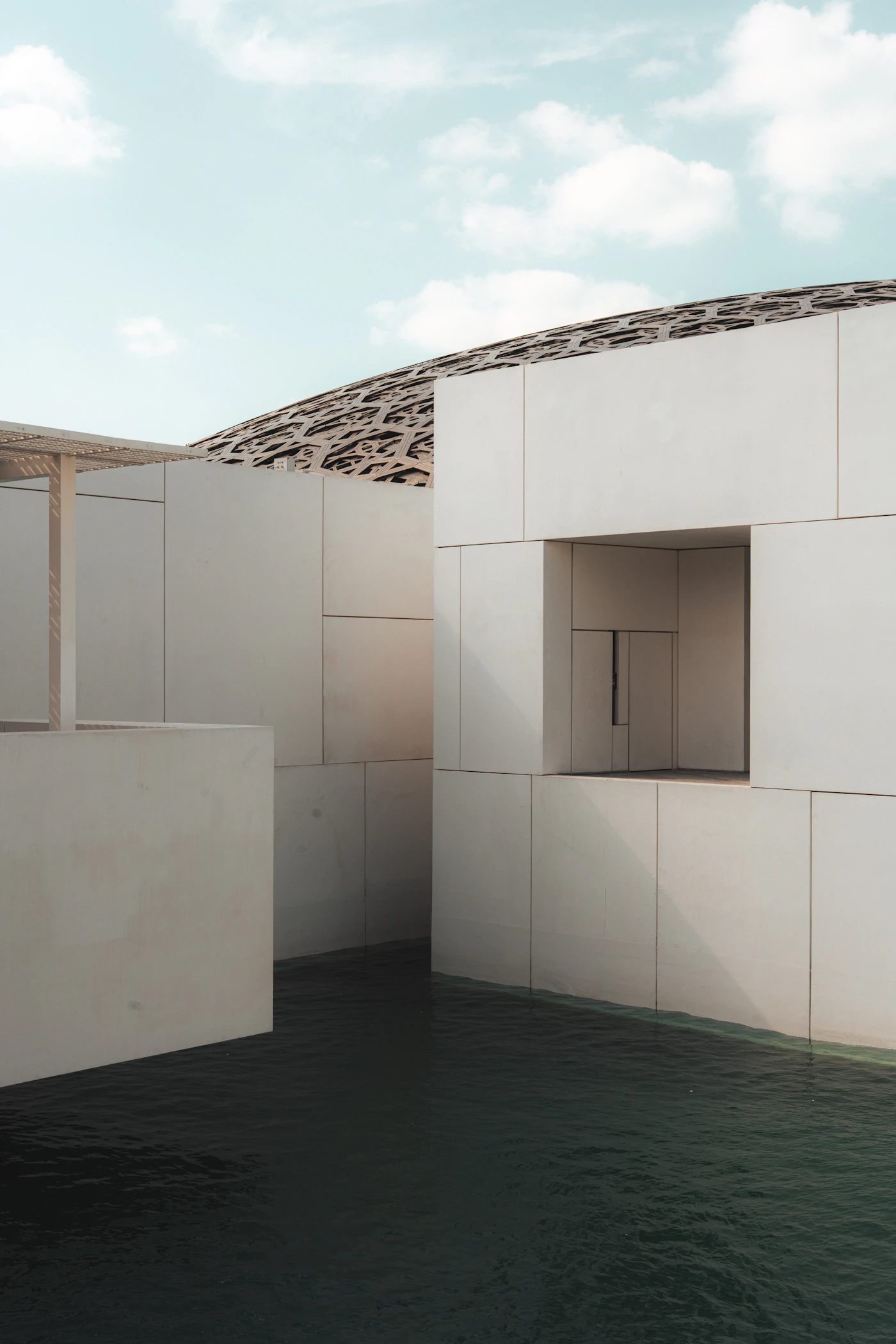 Moderne Architektur des Louvre Abu Dhabi am Wasser