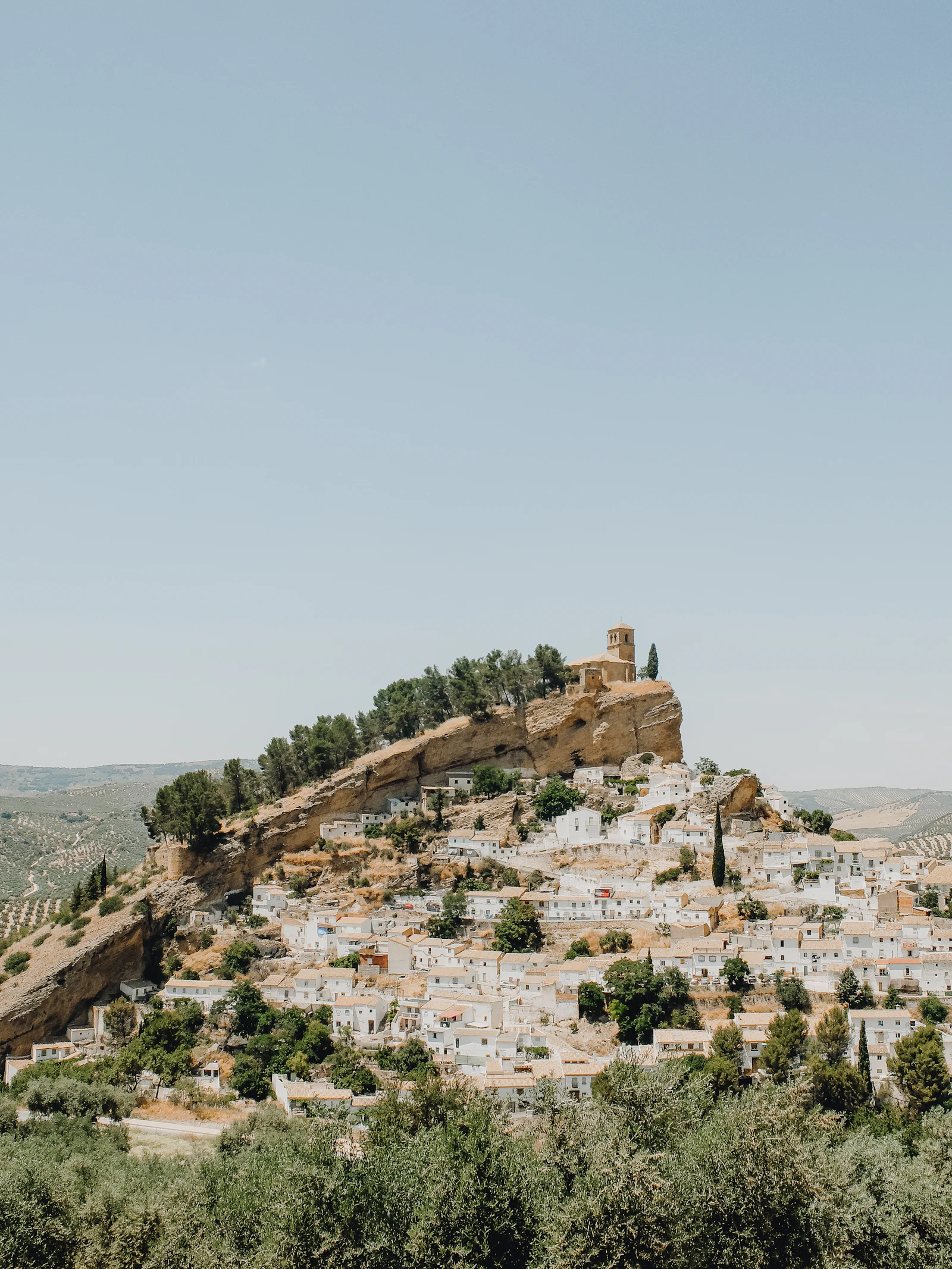 Pueblo blanco andaluz en lo alto de una colina