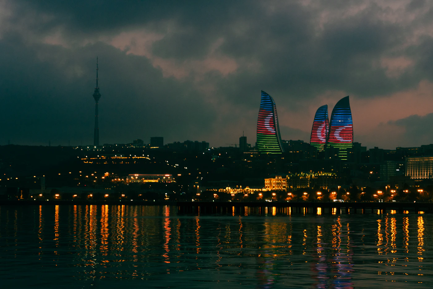 Die beleuchteten Flammentürme über der Bucht von Baku bei Nacht