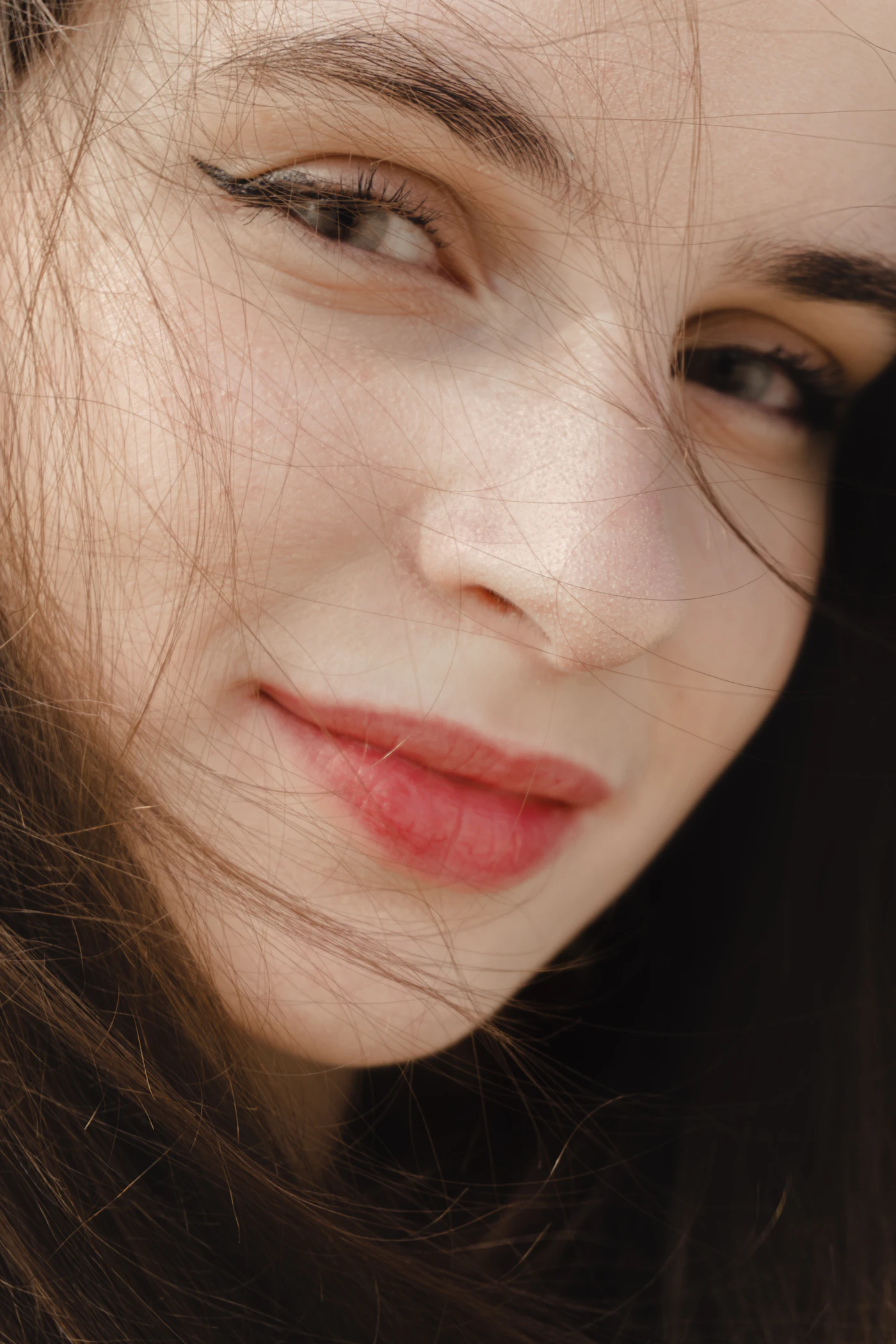 Chute de cheveux chez la femme : les causes spécifiques souvent oubliées