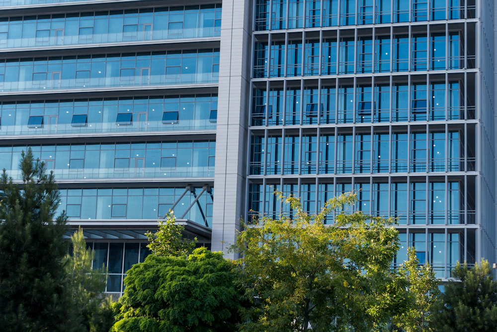Edificio comercial moderno relacionado con la valuación de inmuebles de uso comercial