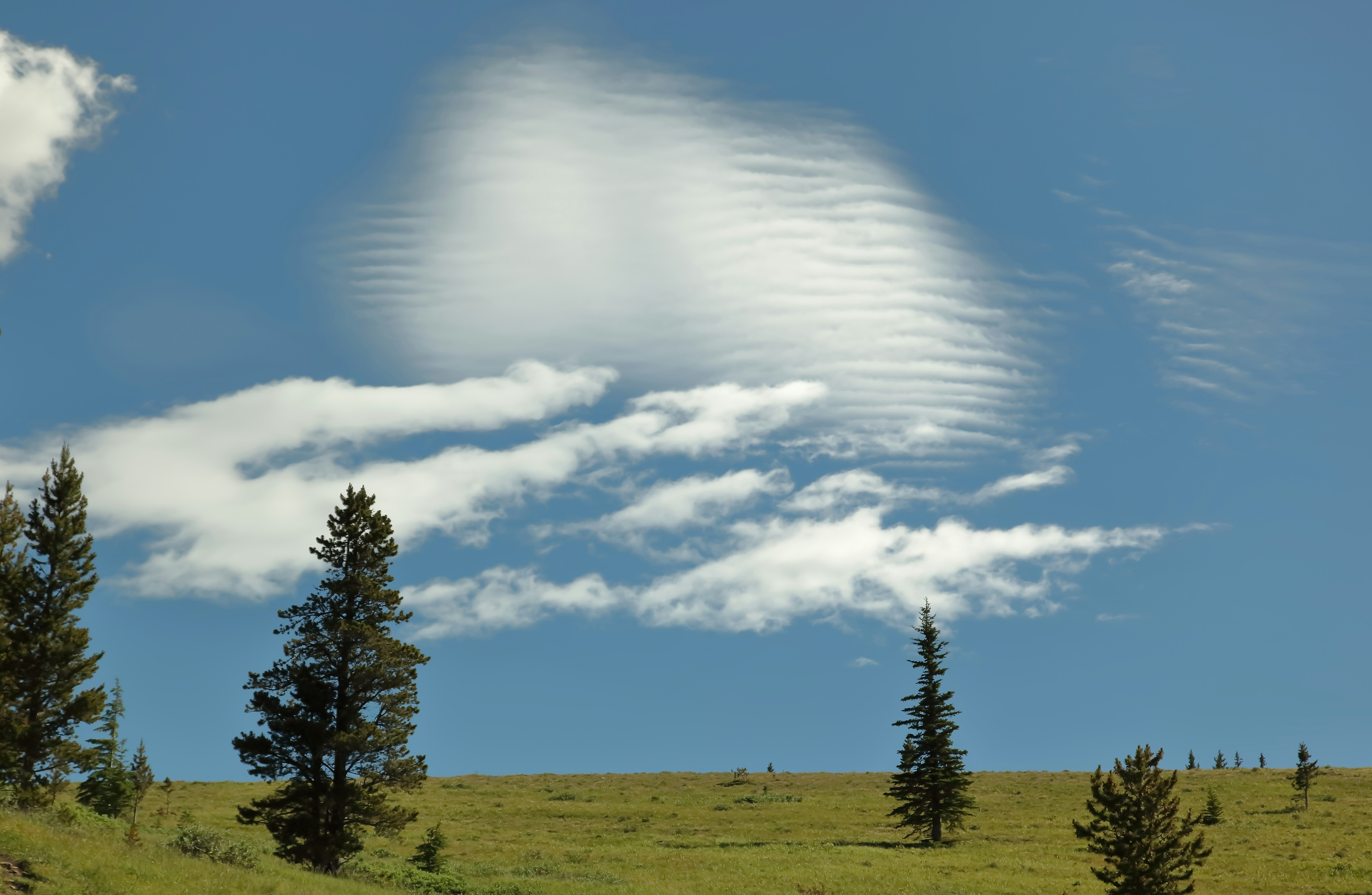 Identifying Perfect Atmospheric Conditions: Cirrostratus Cloud Requirements - photograph parhelion ice crystal halos
