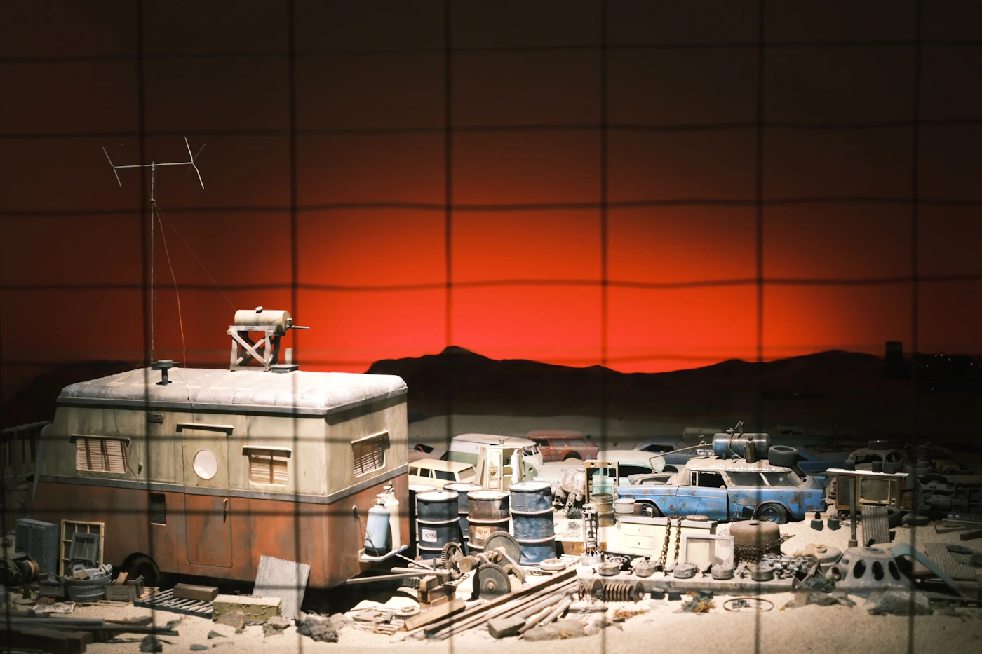 废土公路上的旧车与夕阳，氛围参考图