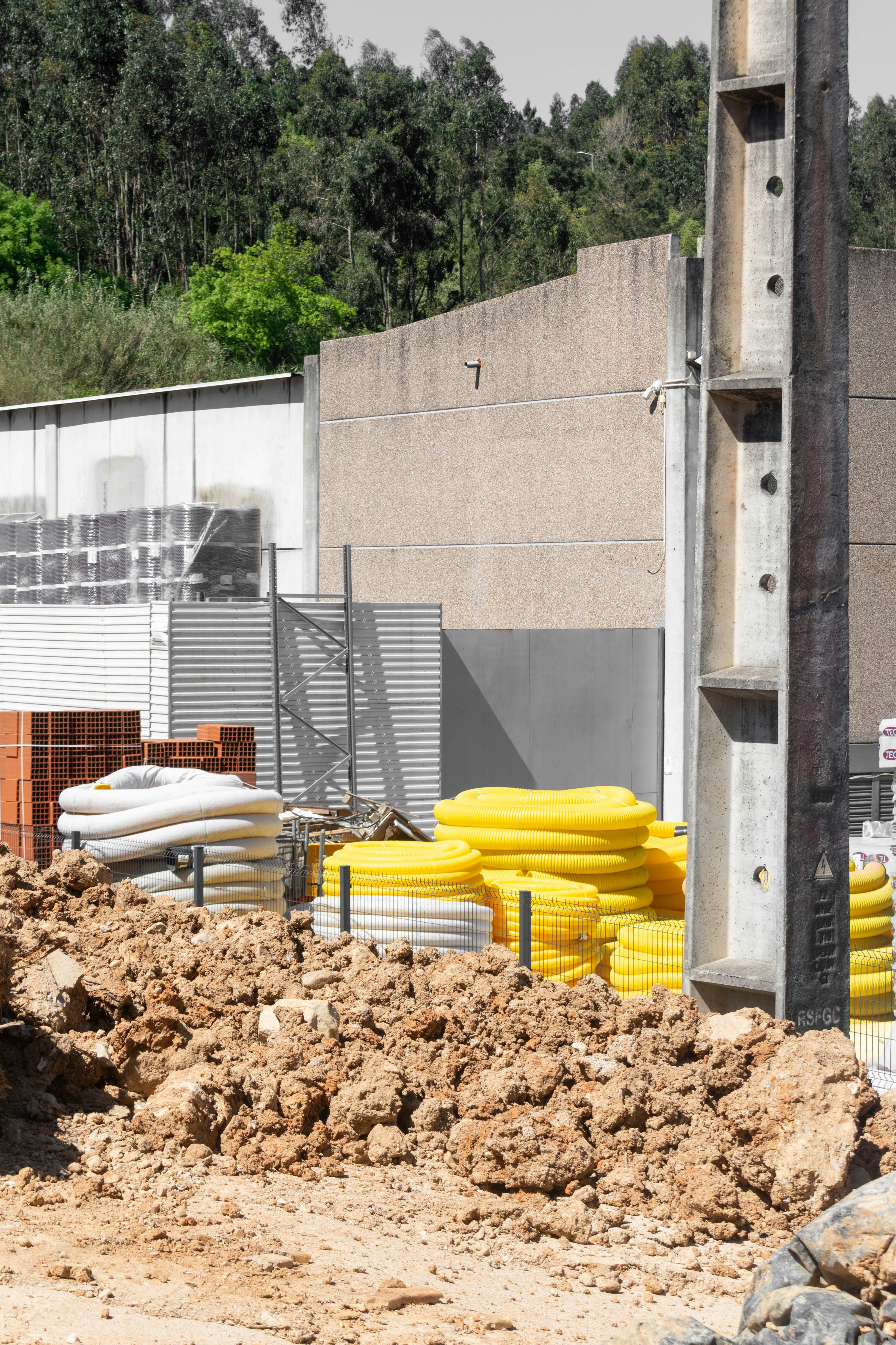 Rohrmaterial auf einer Baustelle