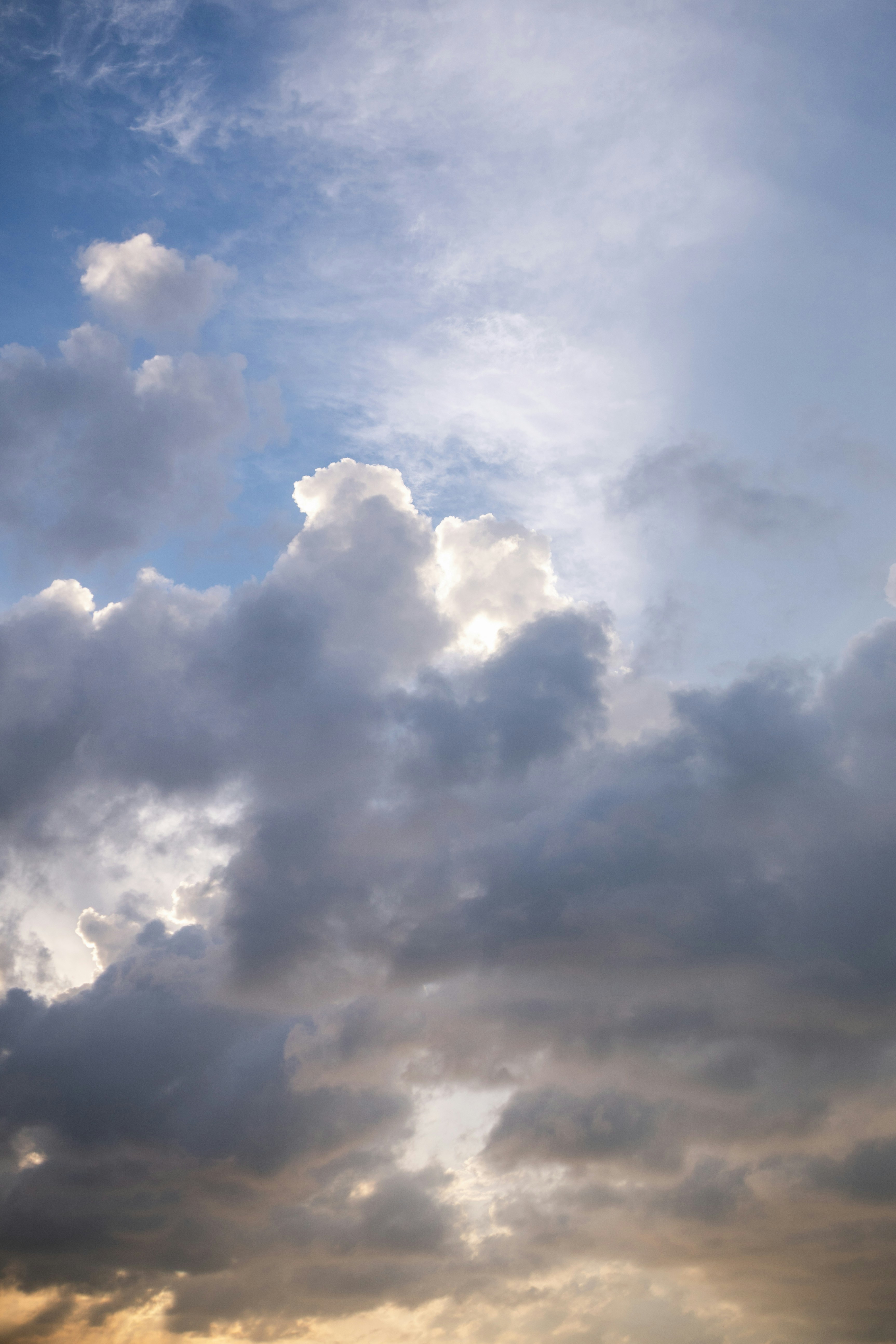 La lumière du soleil perçant à travers des nuages spectaculaires dans un ciel bleu.