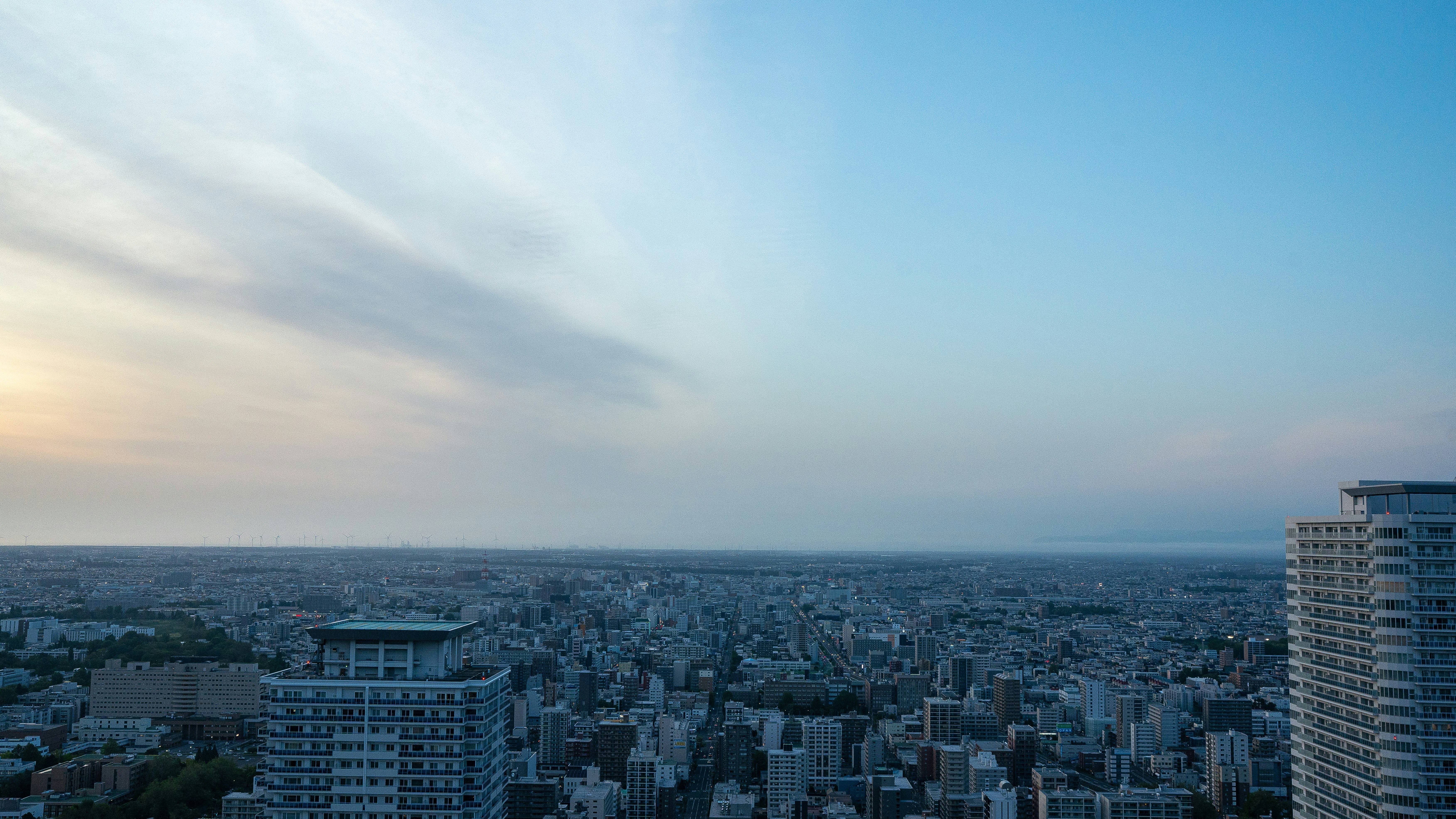 Paysage urbain vaste sous un magnifique ciel crépusculaire avec des bâtiments lointains