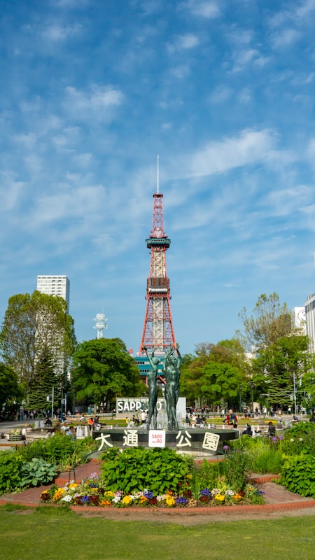 札幌電視塔與大通公園的晴天景色