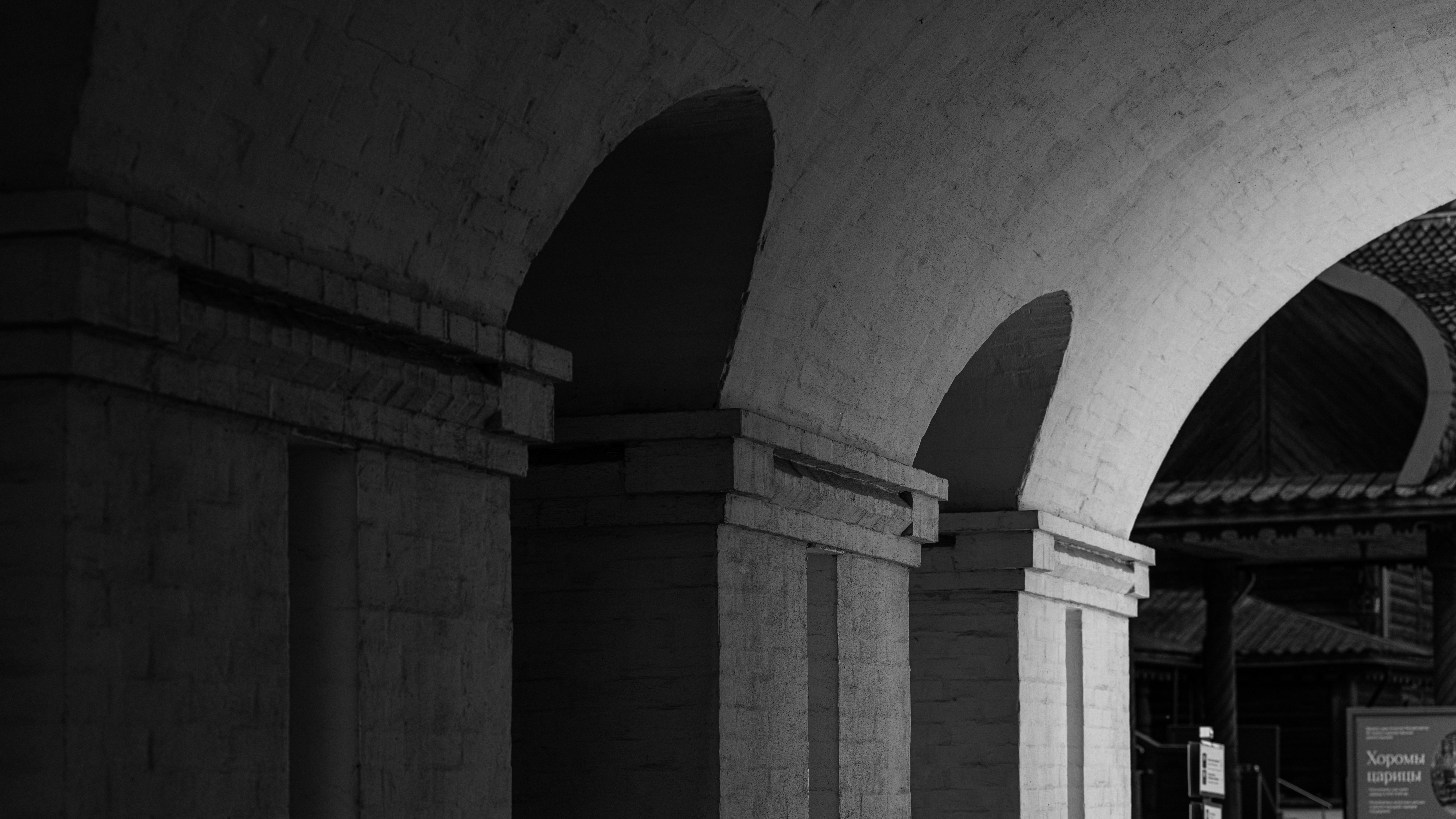 Archi architettonici in bianco e nero con colonne di supporto.