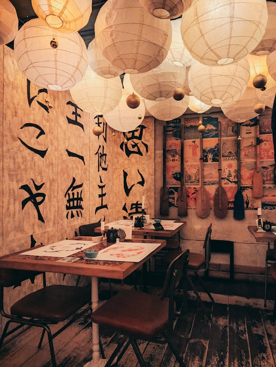 La salle du restaurant, lanternes de papier et calligraphie murale