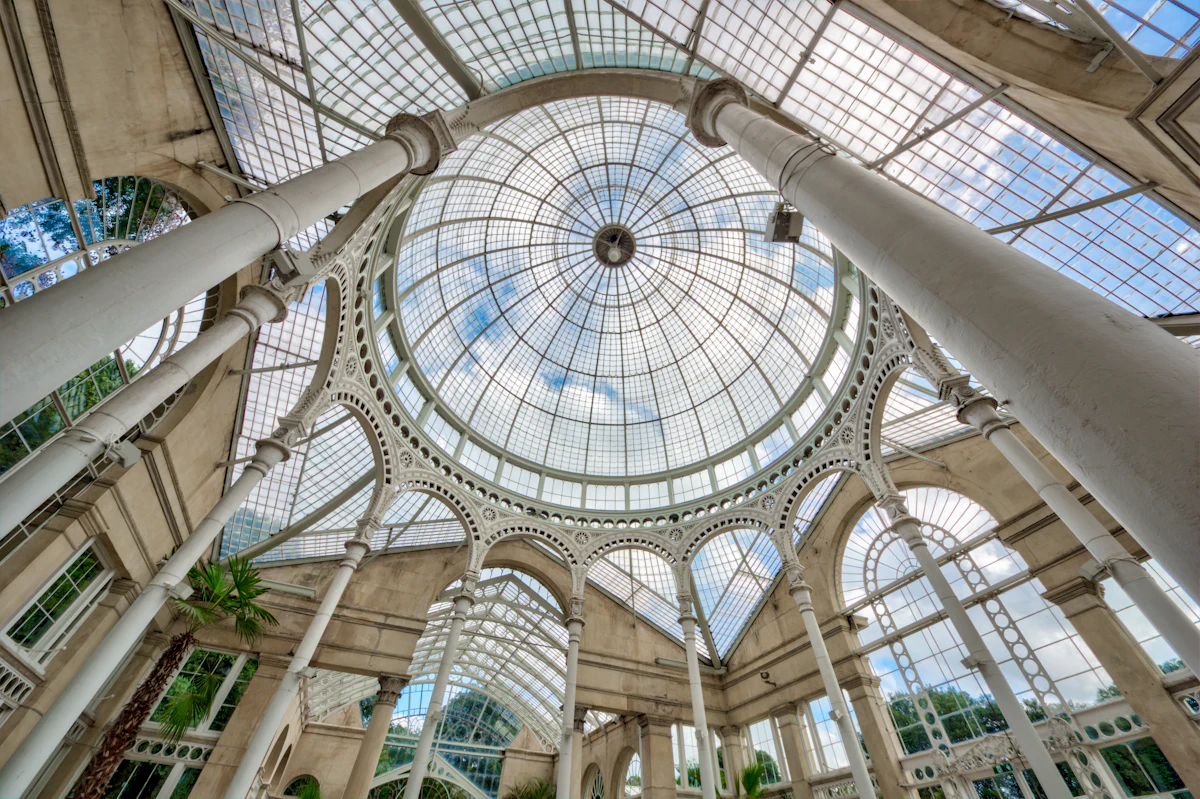Glass dome over a white colonnade. Illustrative editorial image, not a photograph of AQUA-Höfe Eventlocation.