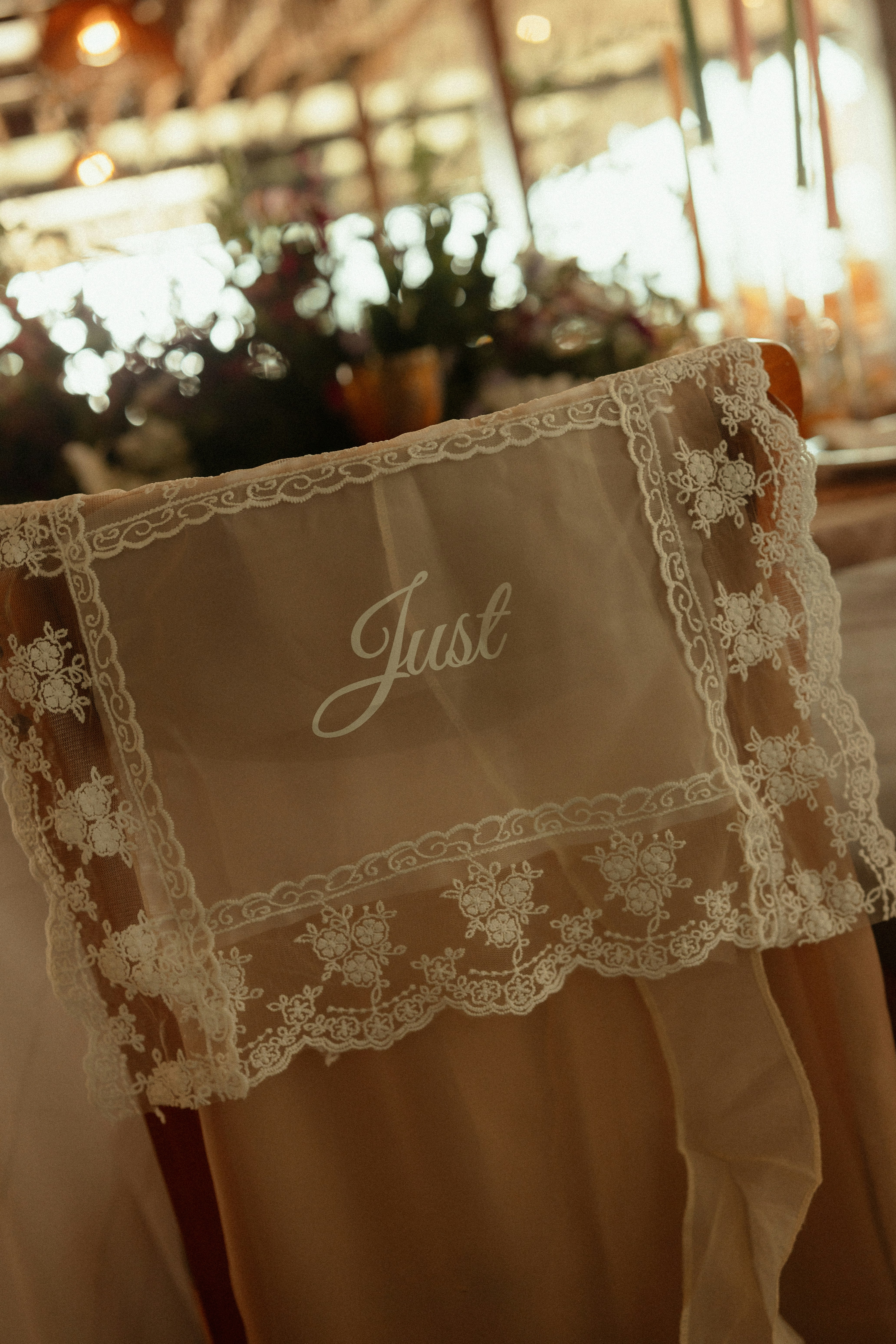 Silla decorativa con "simplemente" bordado en una cubierta de encaje.