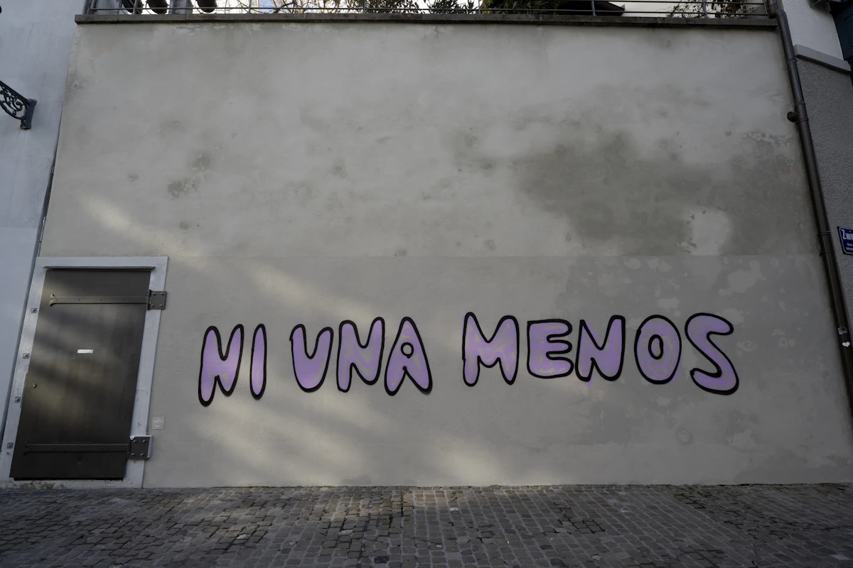 Manuscrito escrito a mano con pluma fuente sobre papel