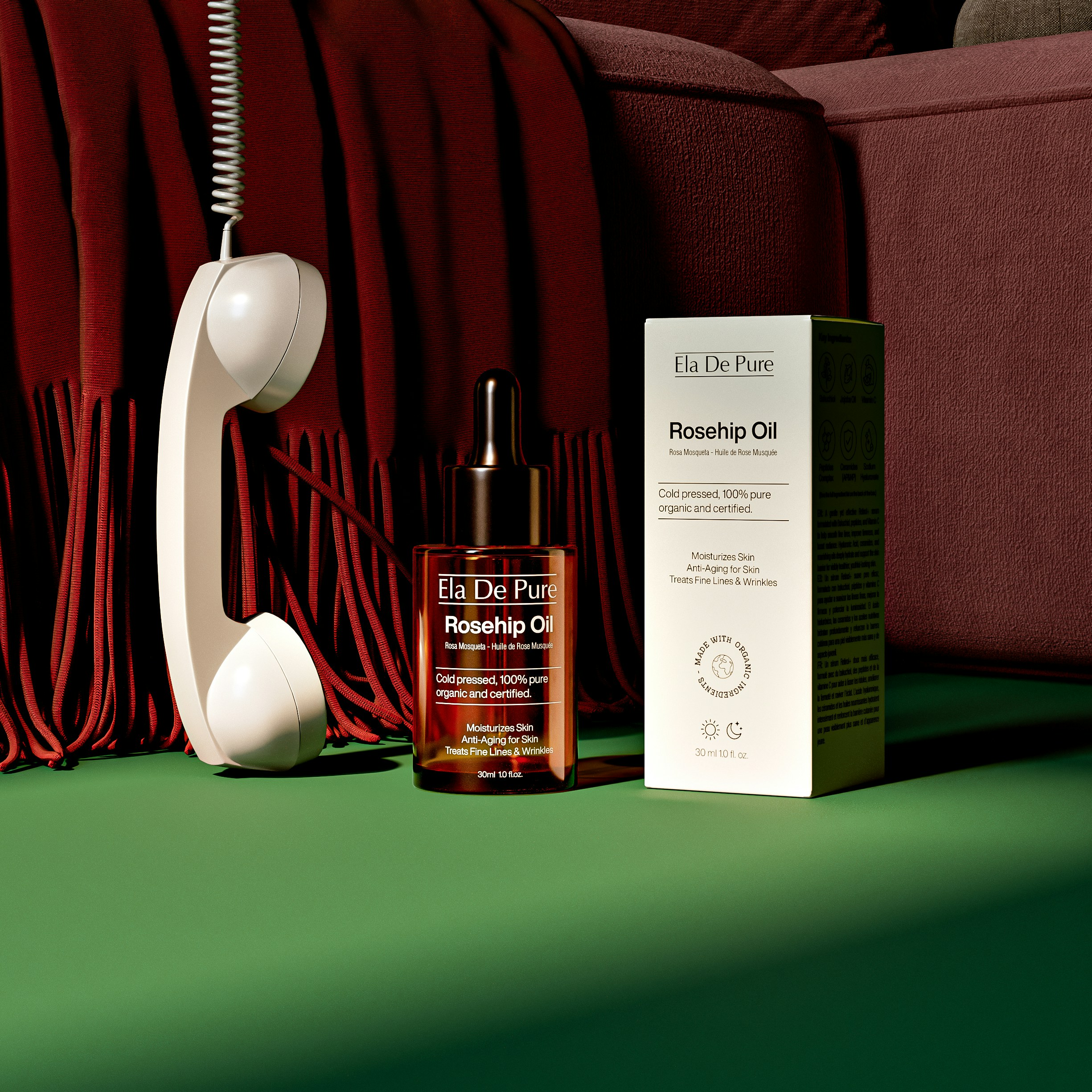 Bottiglia e scatola di olio di rosa-mucana con un ricevitore telefonico vintage.