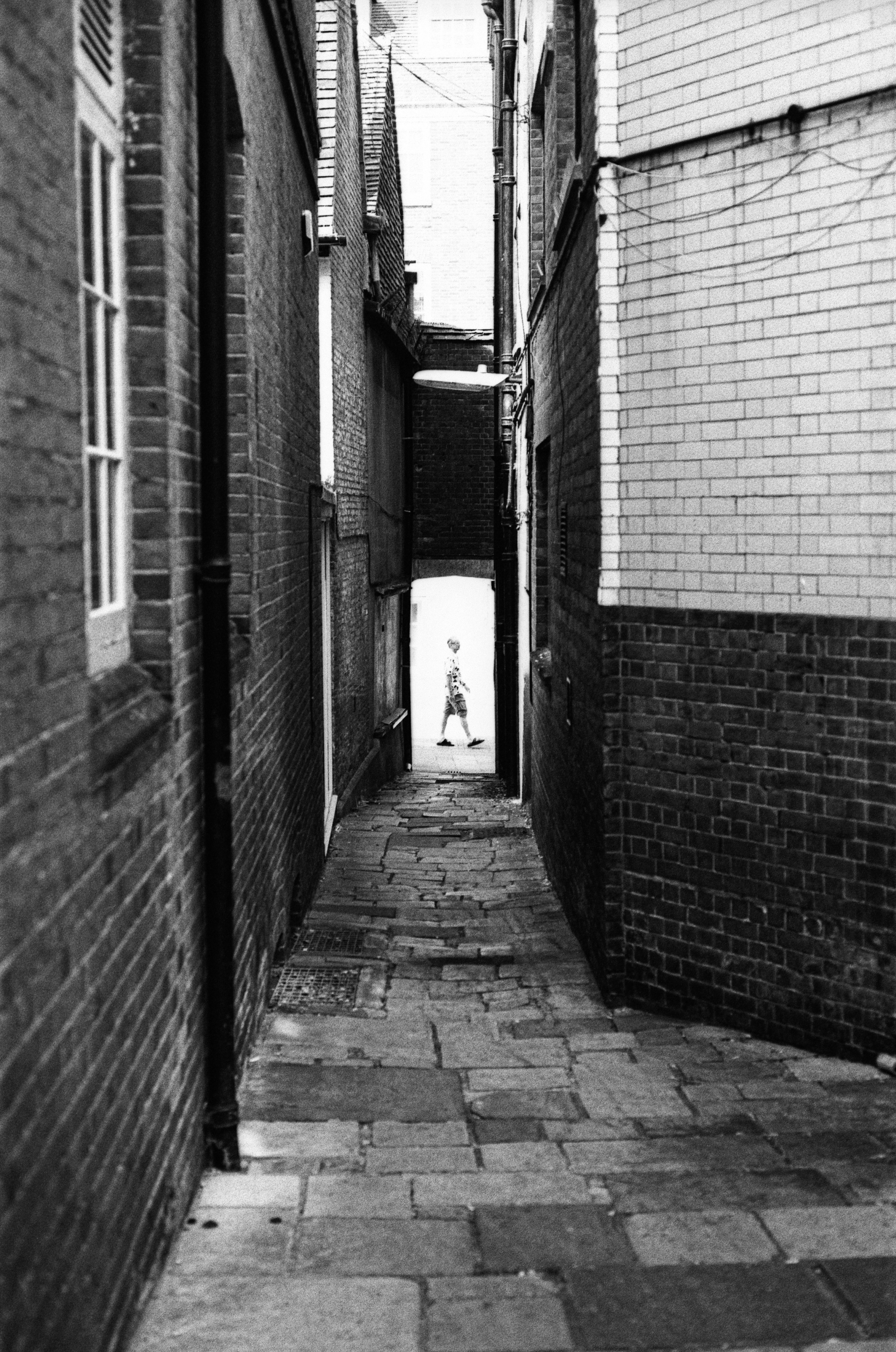 Bambino che cammina in un vicolo stretto a Winchester
