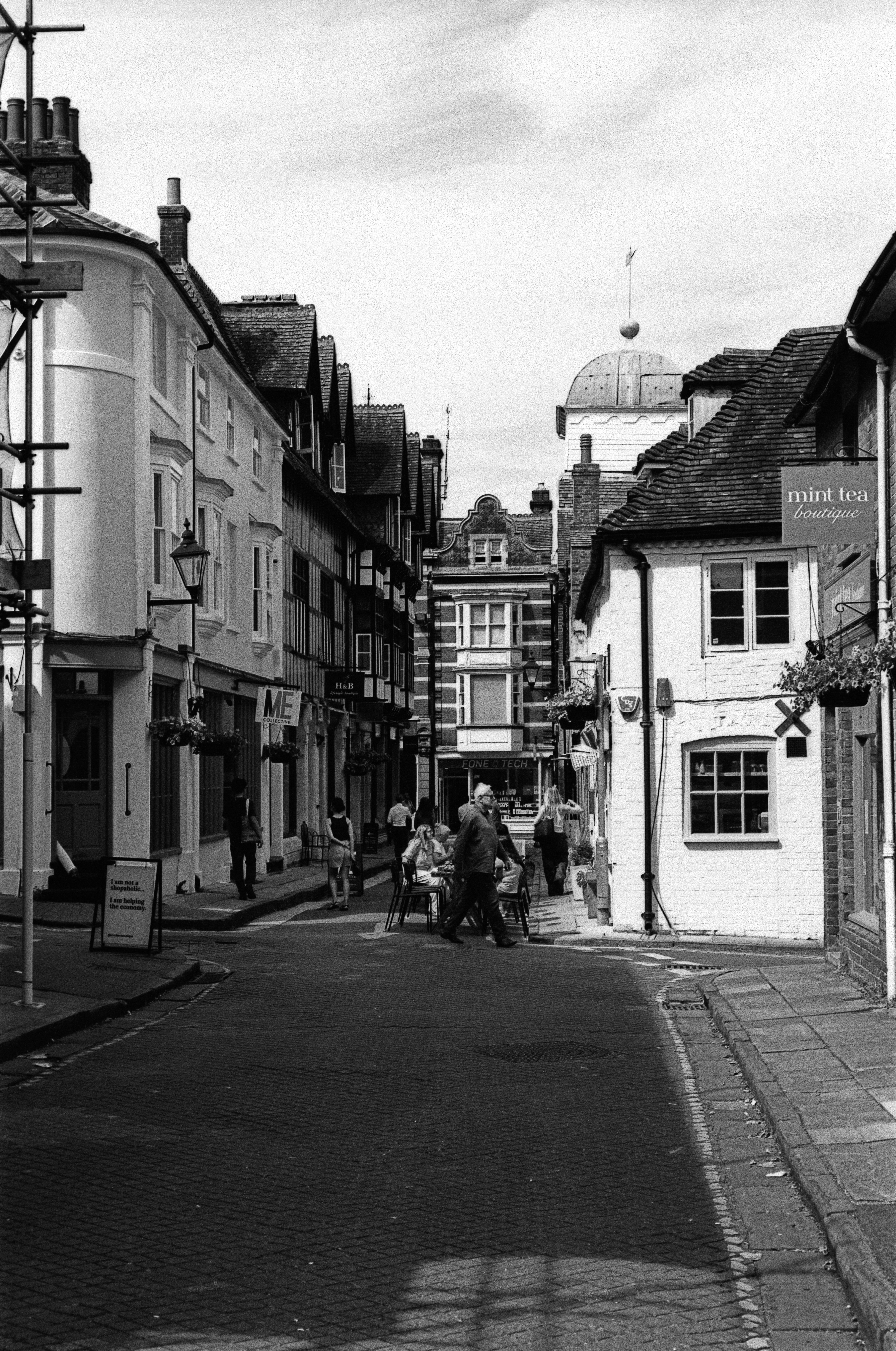 Strada storica con pedoni a Winchester