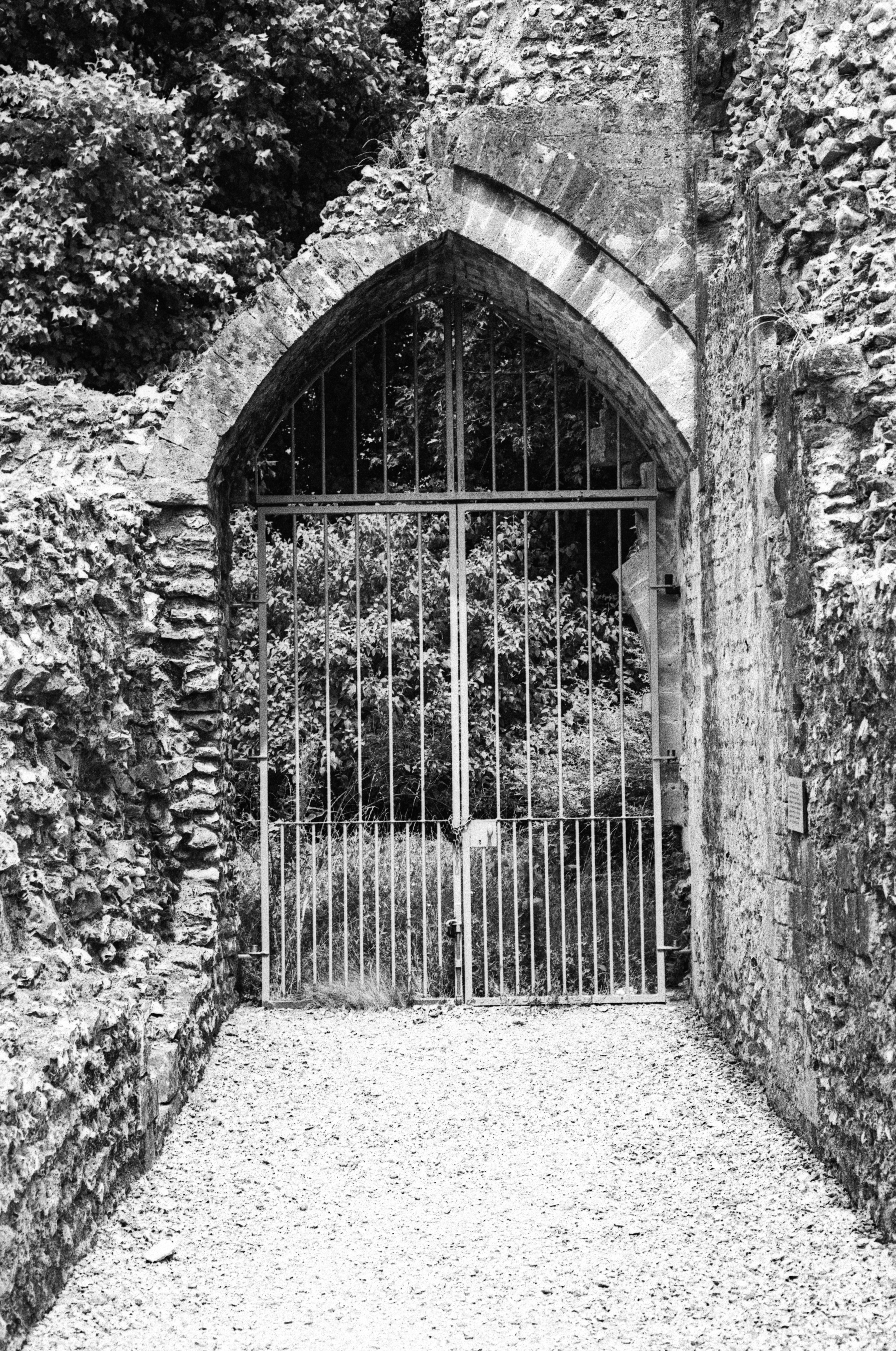 Cancello metallico in antico arco di pietra, castello di Wolvesey