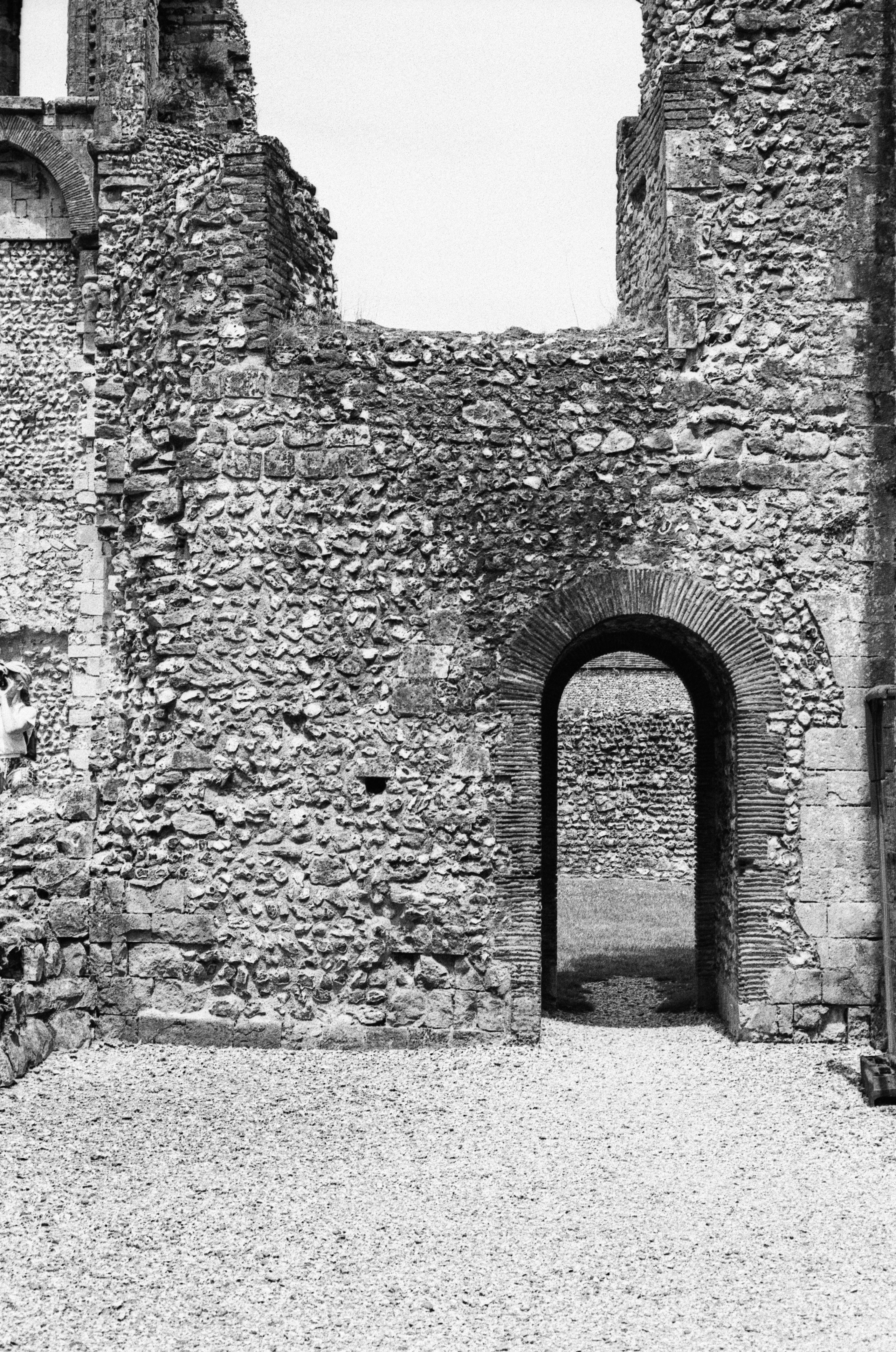 Porta ad arco nelle rovine storiche del castello di Wolvesey