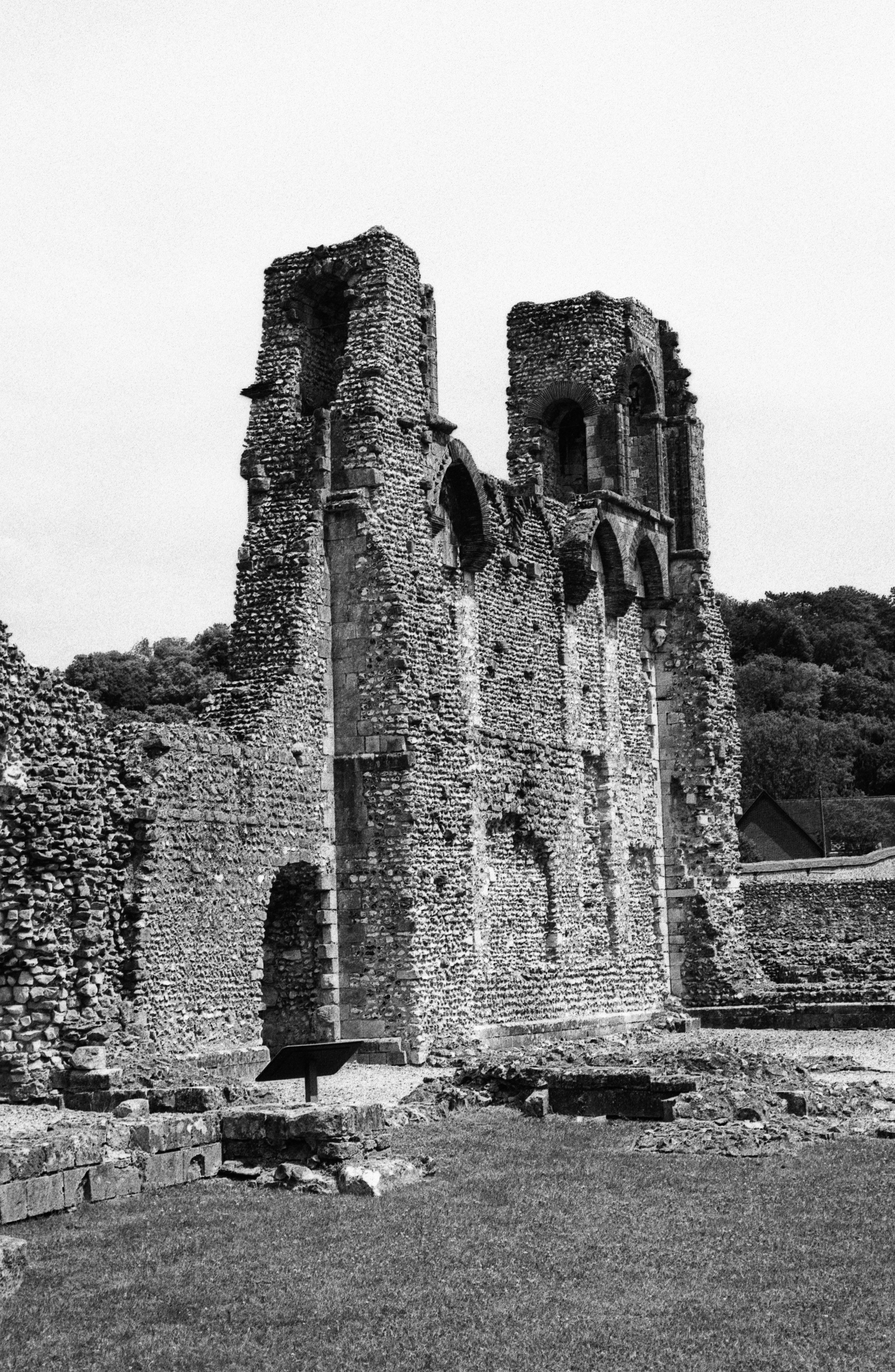 Rovine storiche del castello di Wolvesey contro un cielo limpido