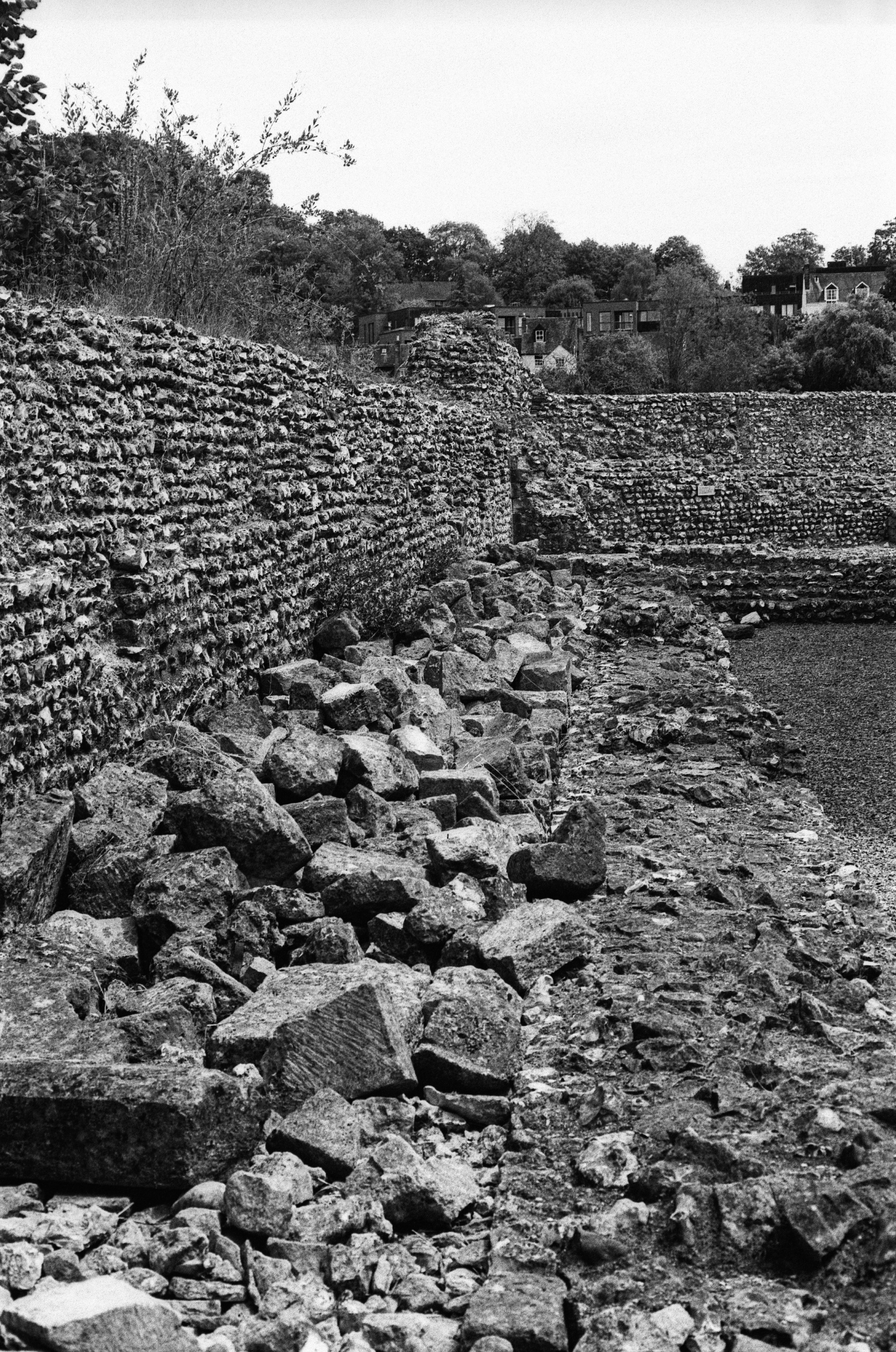 Rovine di muro di pietra con macerie sparse