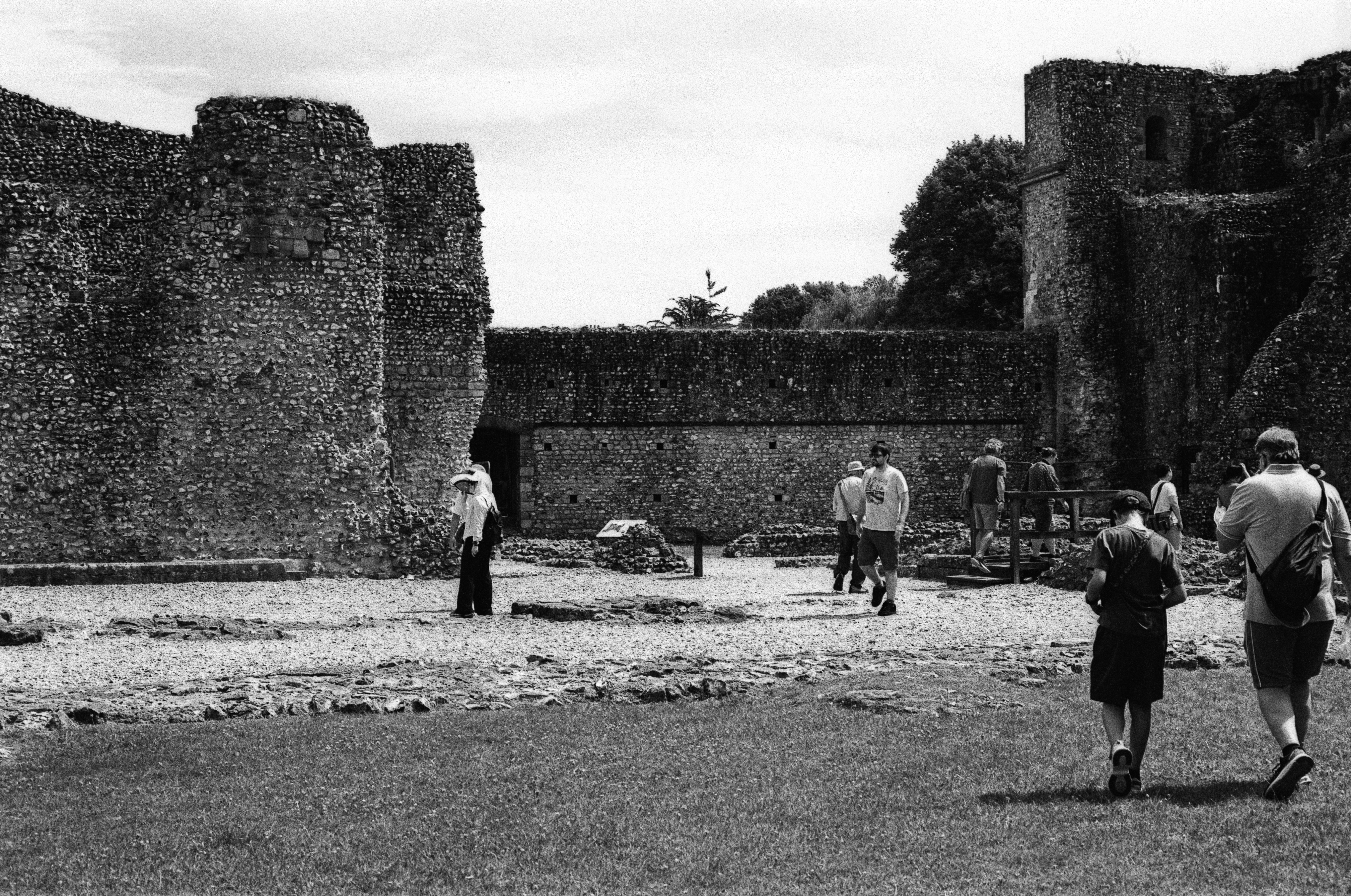 Visitatori che esplorano le rovine storiche del castello di Wolvesey a Winchester