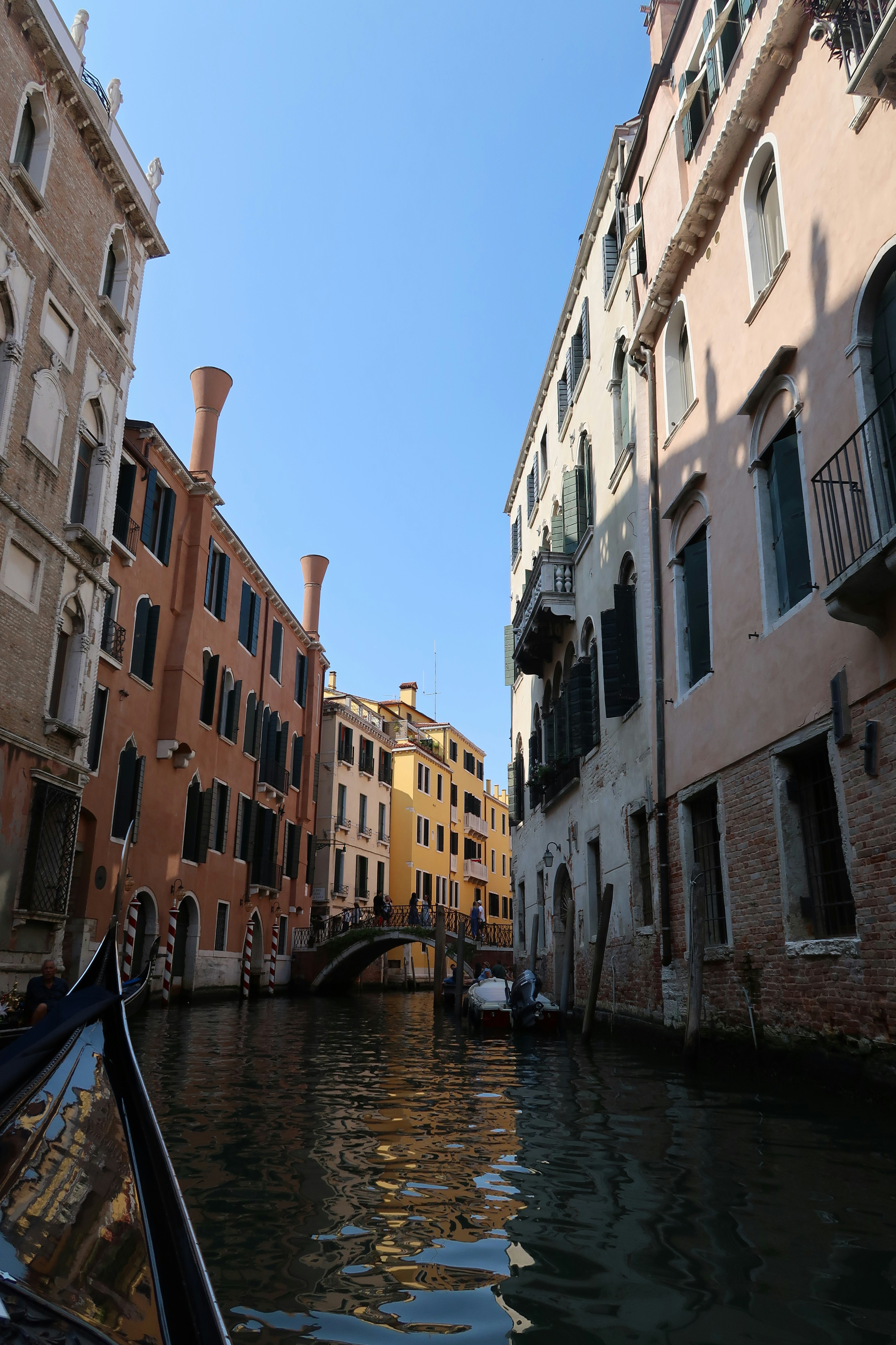 Eine Gondel auf einem Kanal in Venedig mit historischen Gebäuden.
