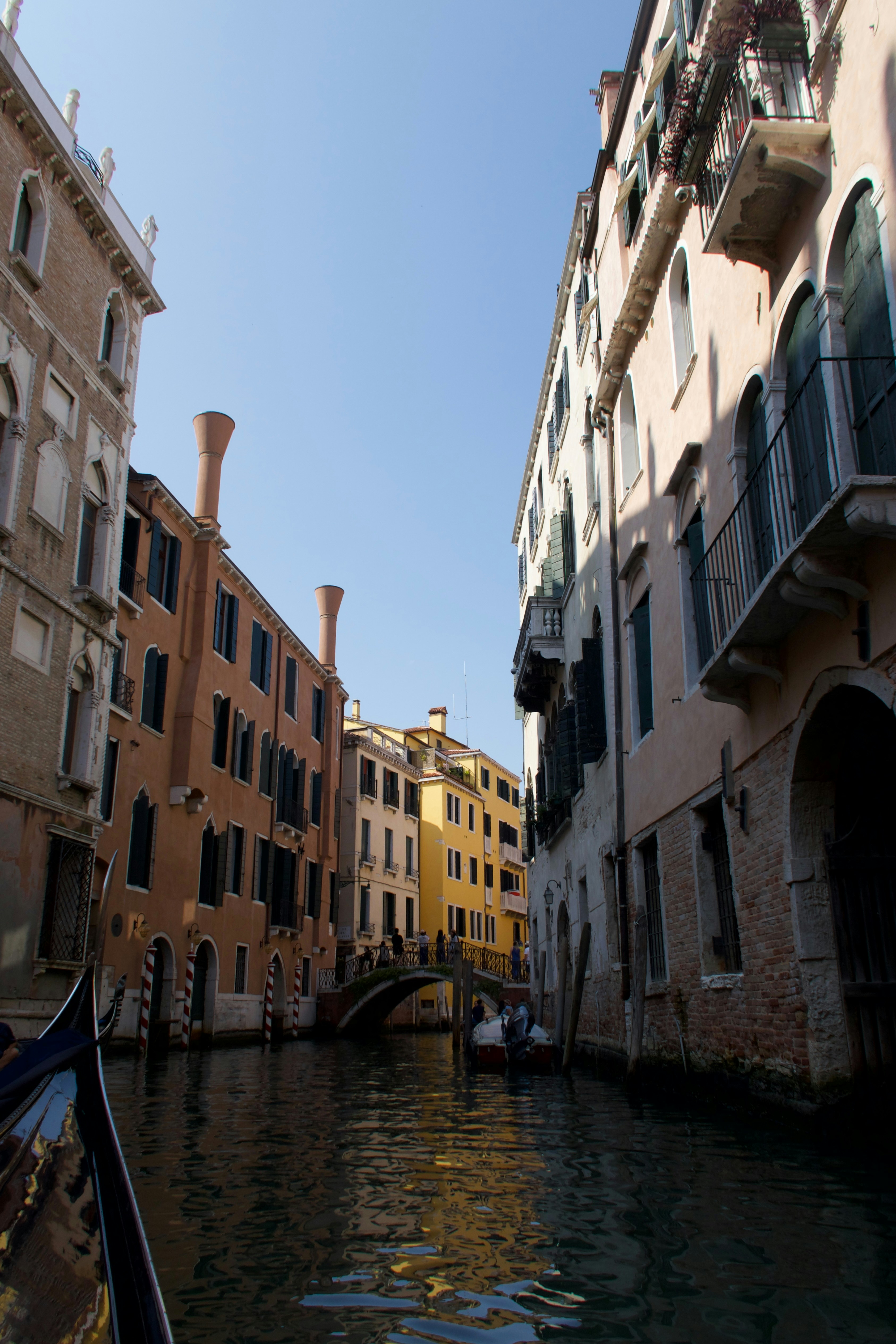 Ein venezianischer Kanal mit alten Gebäuden und einer kleinen Brücke.