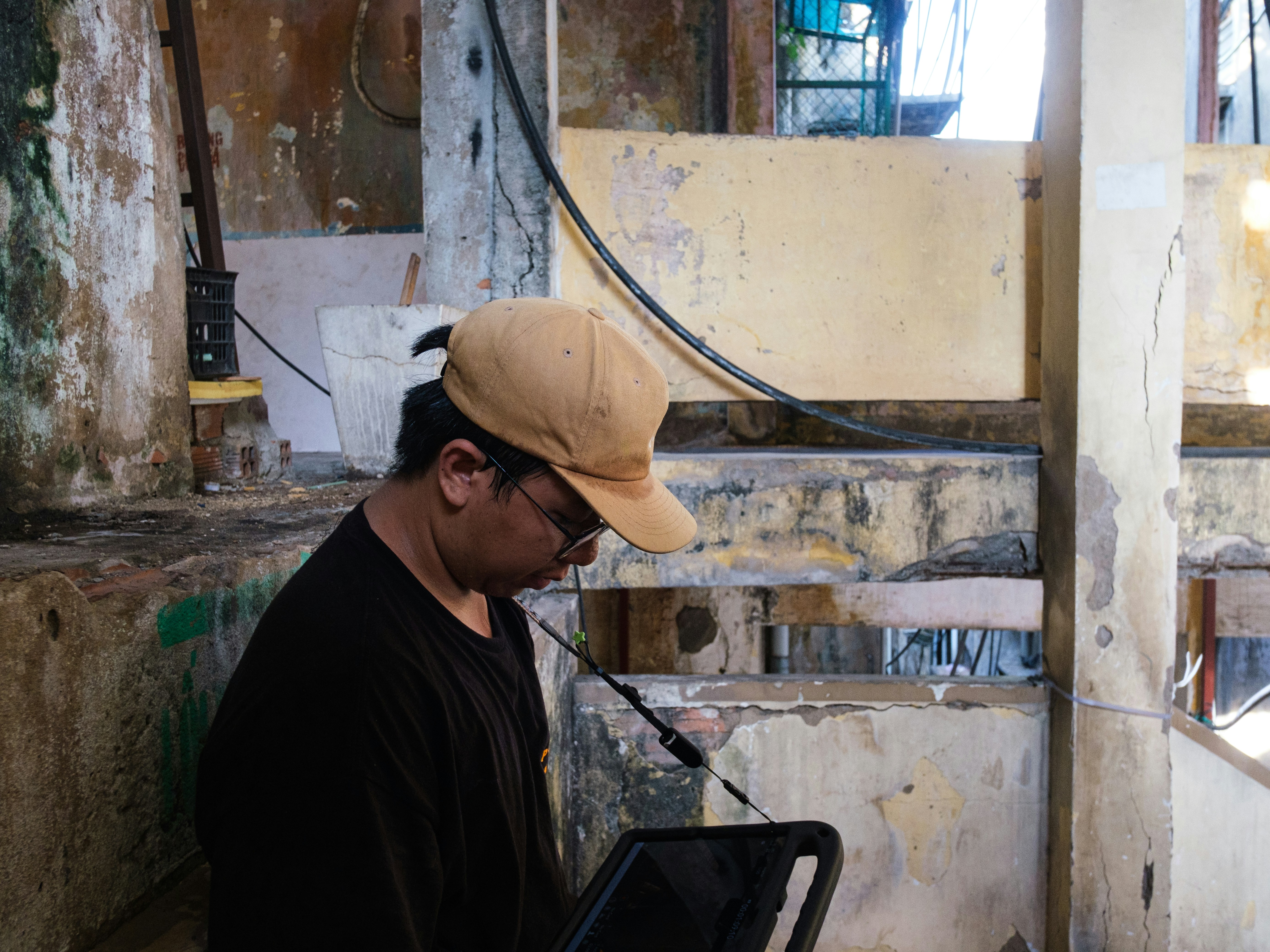Technicien concentré sur réparation